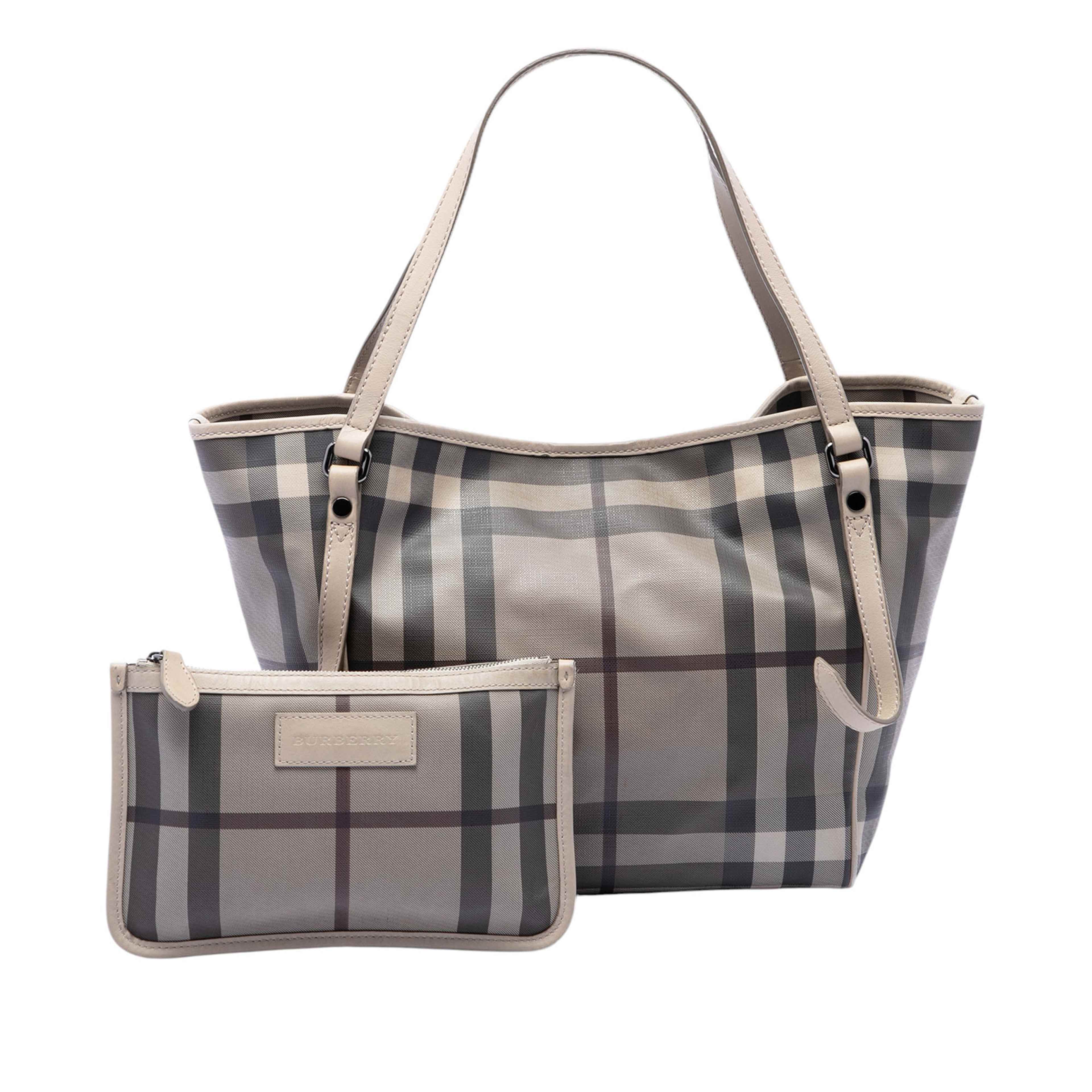 Burberry Small Smoke Check Coated Canvas Canterbury Tote, från Luxclusif, i färgen grå. Klicka för att öppna bilden i stort format