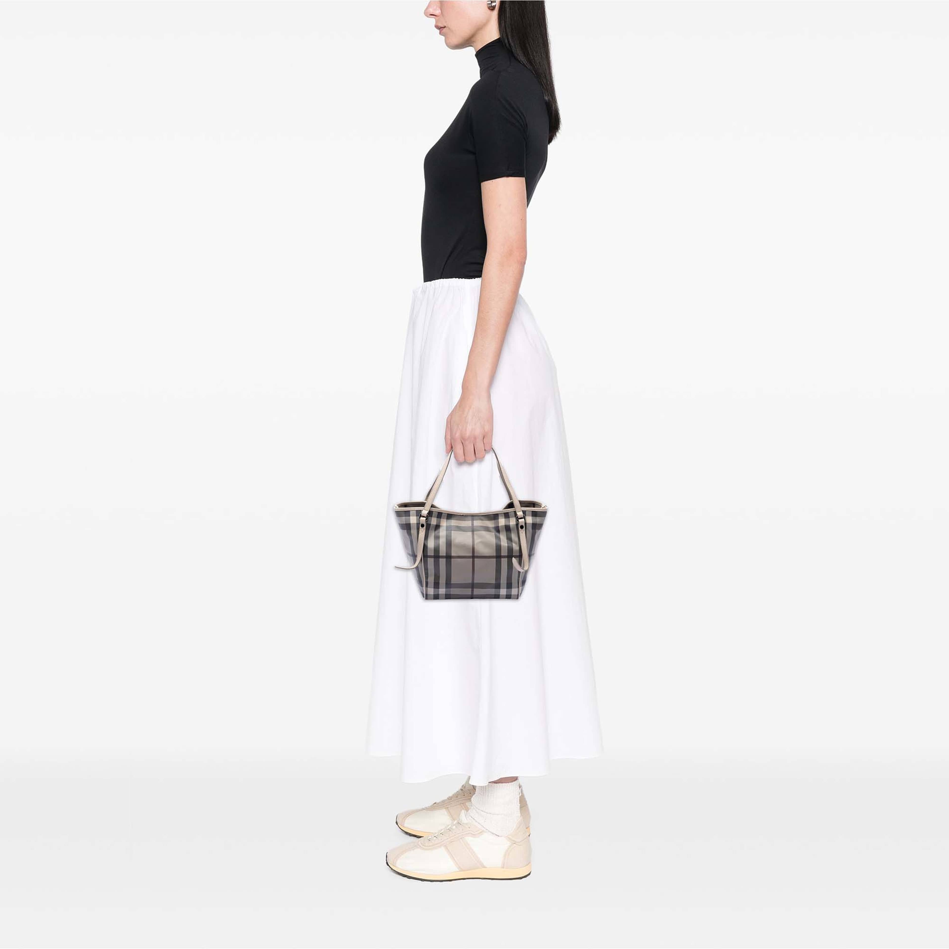 Burberry Small Smoke Check Coated Canvas Canterbury Tote, från Luxclusif, i färgen grå. Klicka för att öppna bilden i stort format