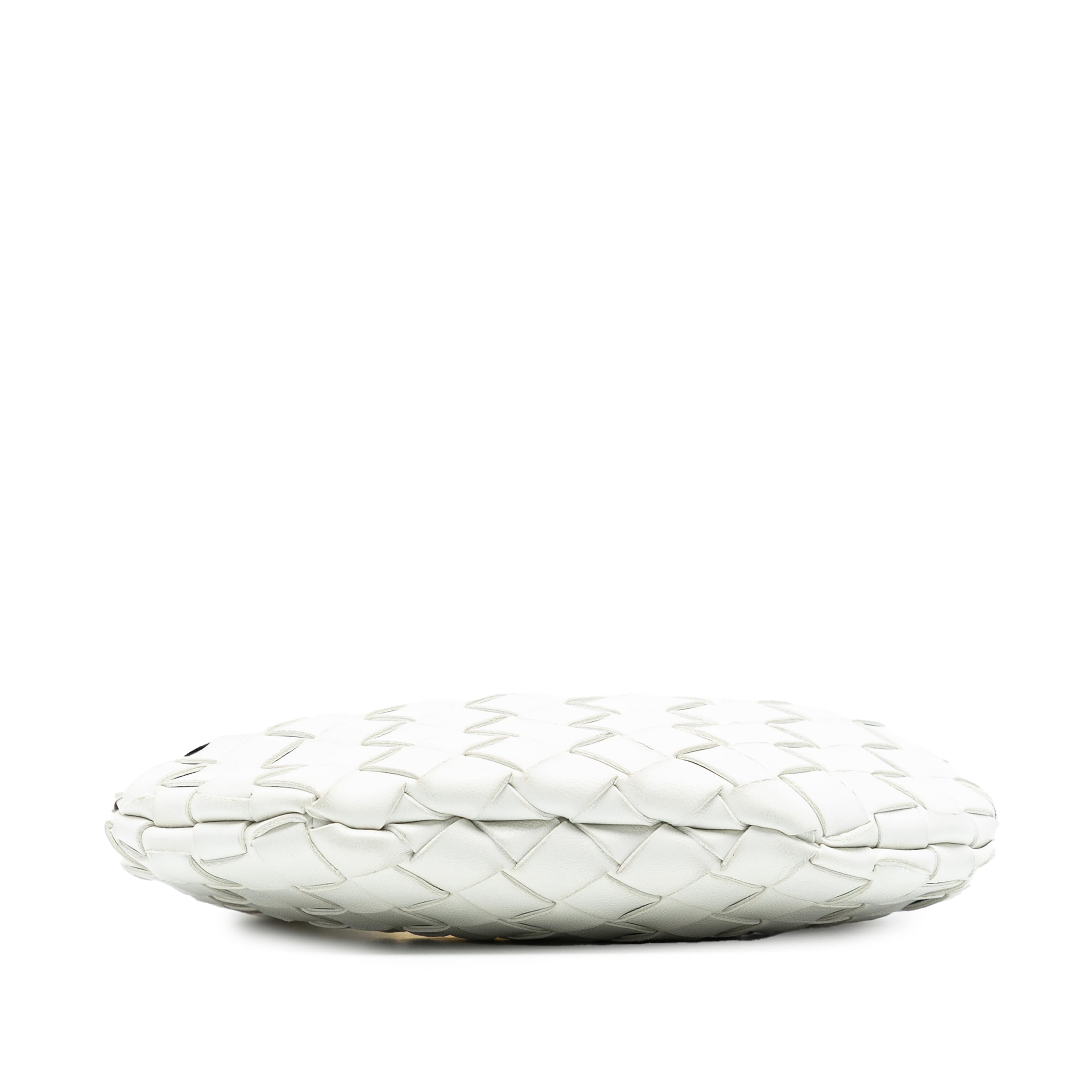 Bottega Veneta Baby Lambskin Intrecciato Sardine, från Luxclusif, i färgen white. Klicka för att öppna bilden i stort format