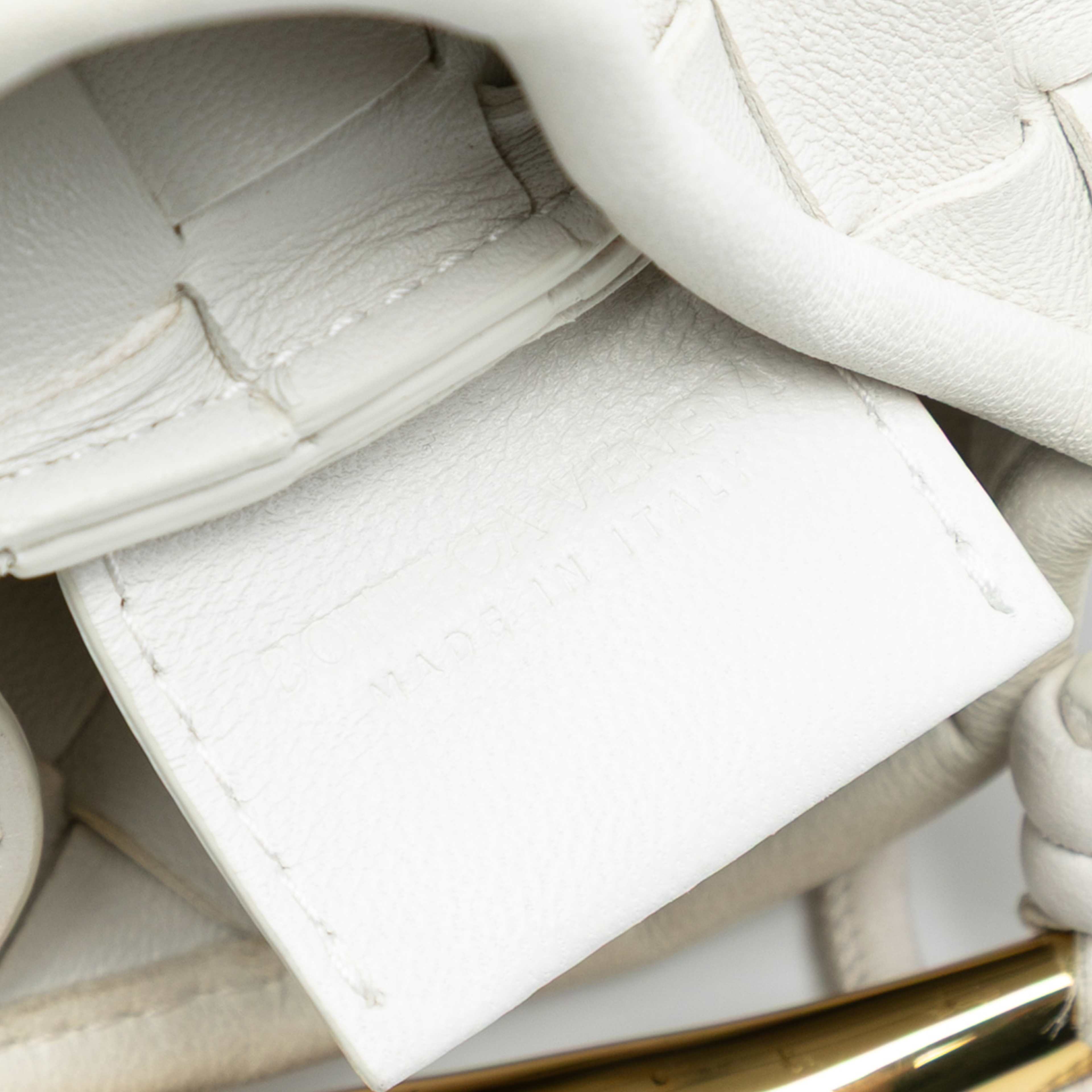 Bottega Veneta Baby Lambskin Intrecciato Sardine, från Luxclusif, i färgen white. Klicka för att öppna bilden i stort format