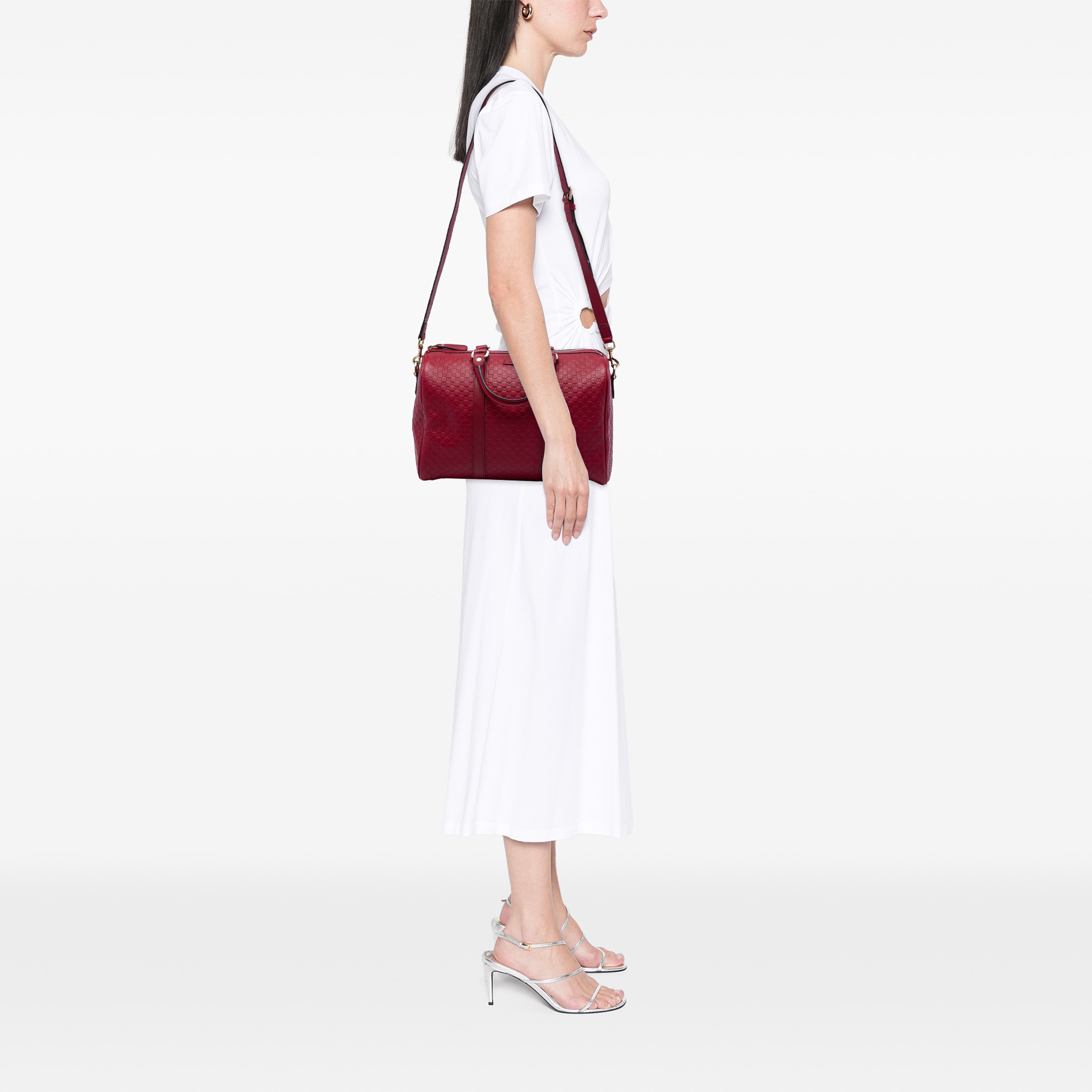 Gucci Medium Microguccissima Boston Bag, från Luxclusif, i färgen röd. Klicka för att öppna bilden i stort format