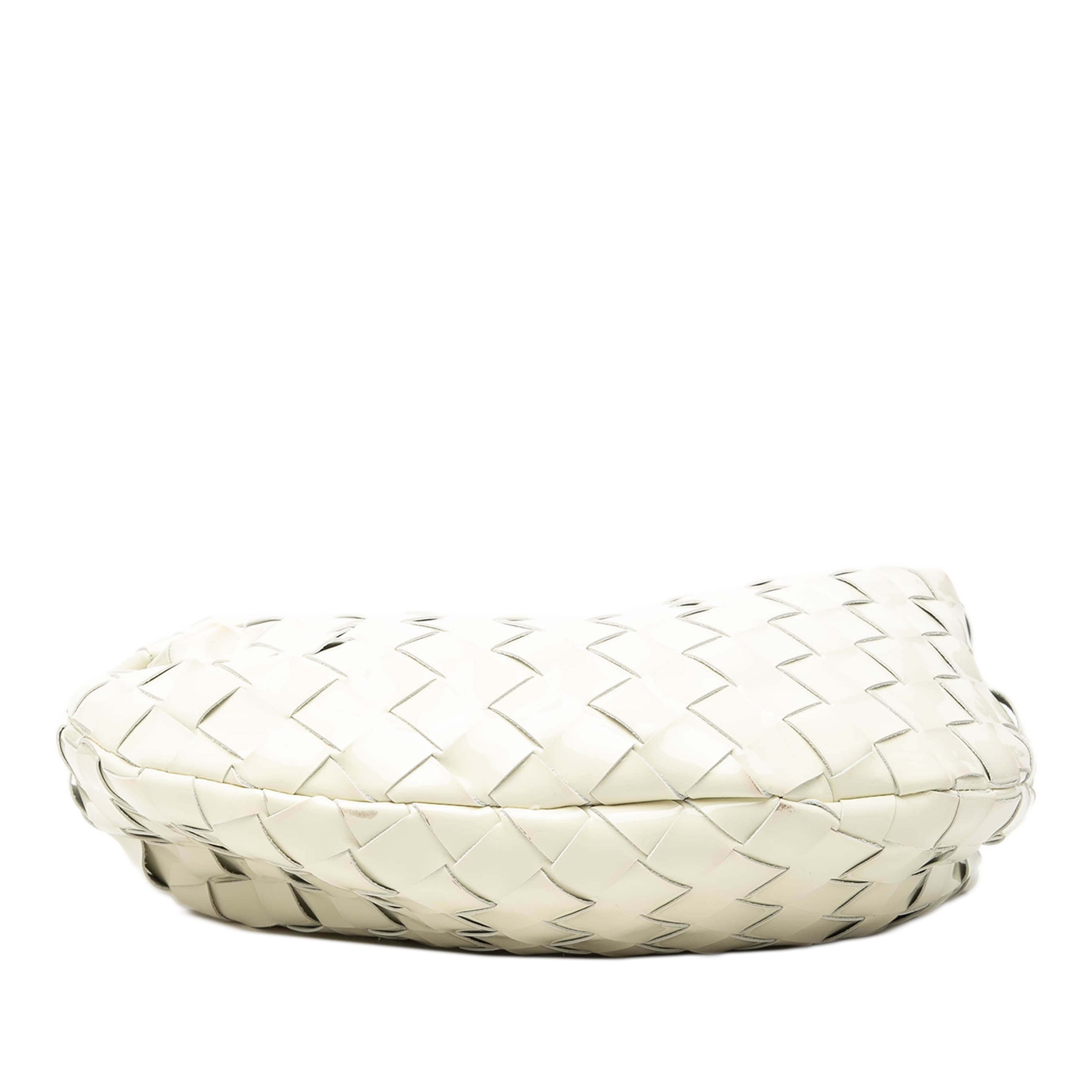 Bottega Veneta Mini Patent Intrecciato Jodie, från Luxclusif, i färgen vit. Klicka för att öppna bilden i stort format