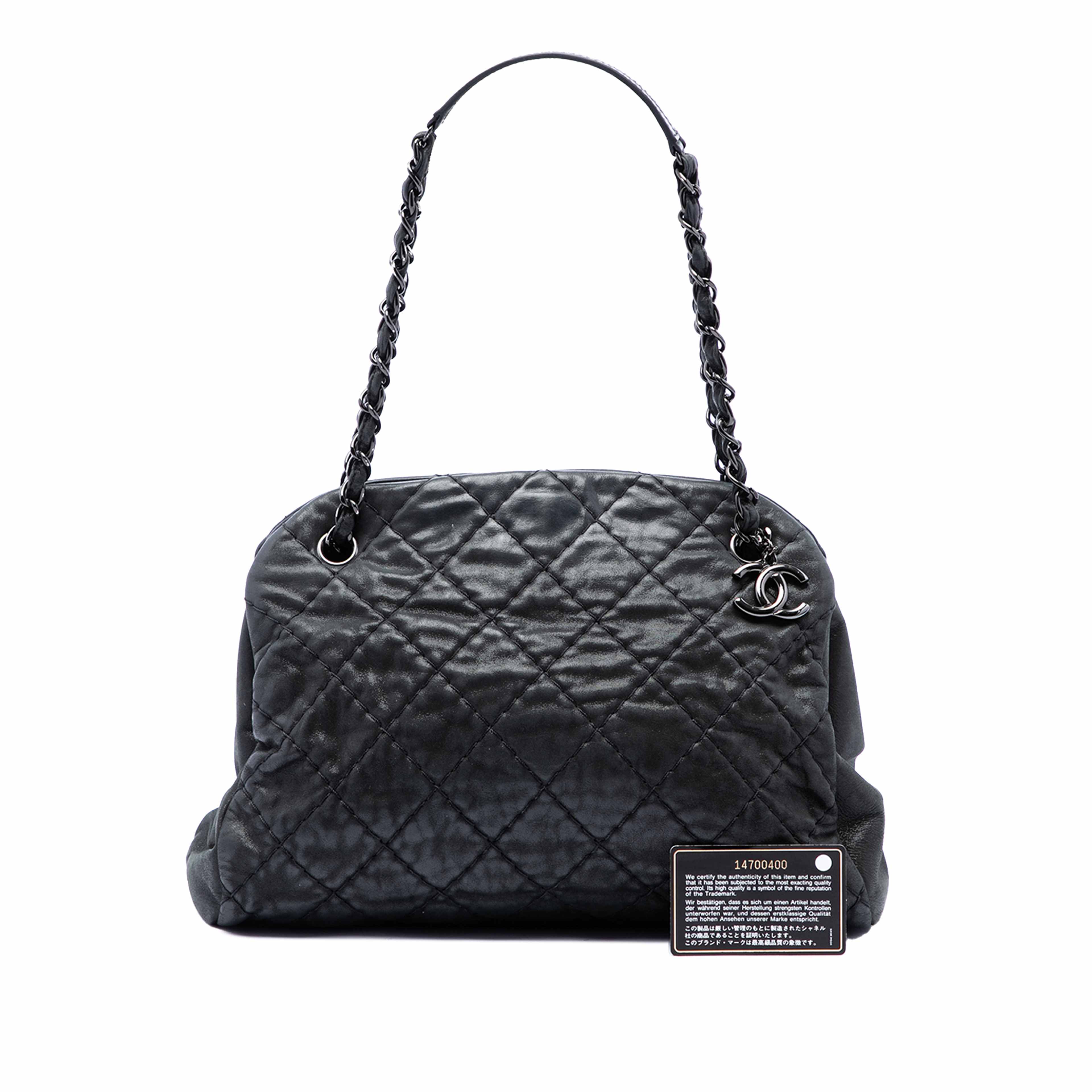 Chanel Large Quilted Iridescent Calfskin Just Mademoiselle, från Luxclusif, i färgen svart. Klicka för att öppna bilden i stort format