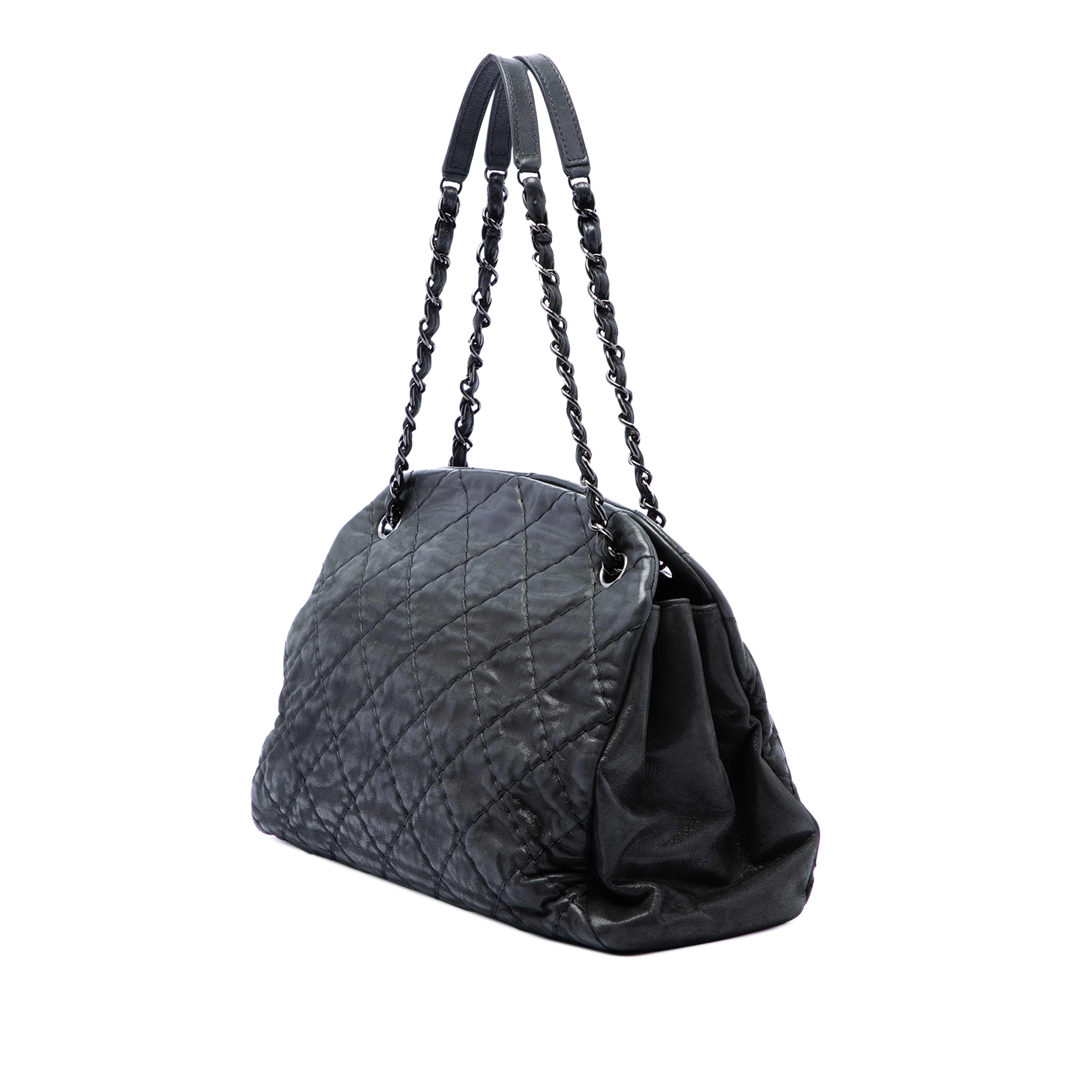 Chanel Large Quilted Iridescent Calfskin Just Mademoiselle, från Luxclusif, i färgen svart. Klicka för att öppna bilden i stort format