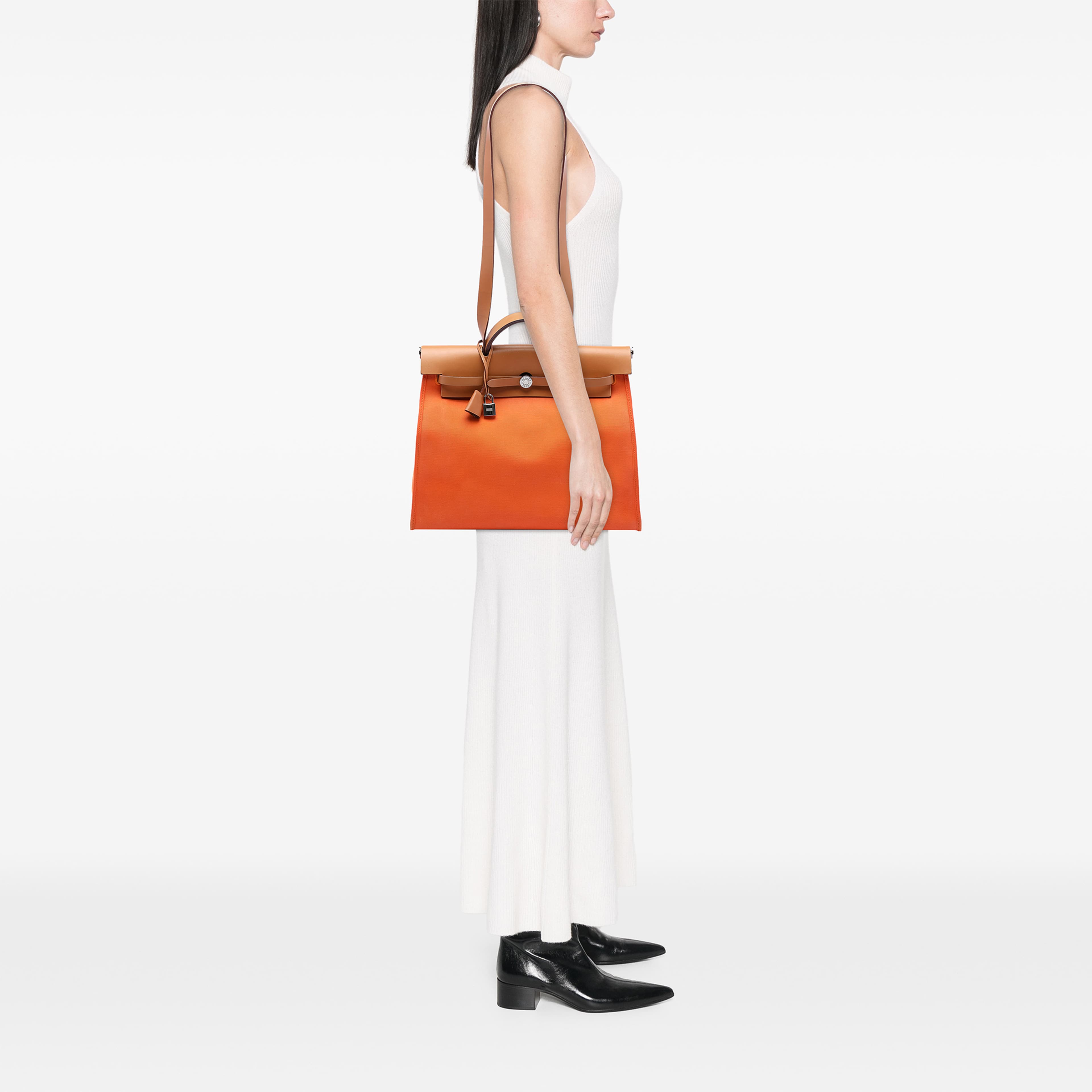 Hermès Toile Herbag Zip 31, från Luxclusif, i färgen orange. Klicka för att öppna bilden i stort format