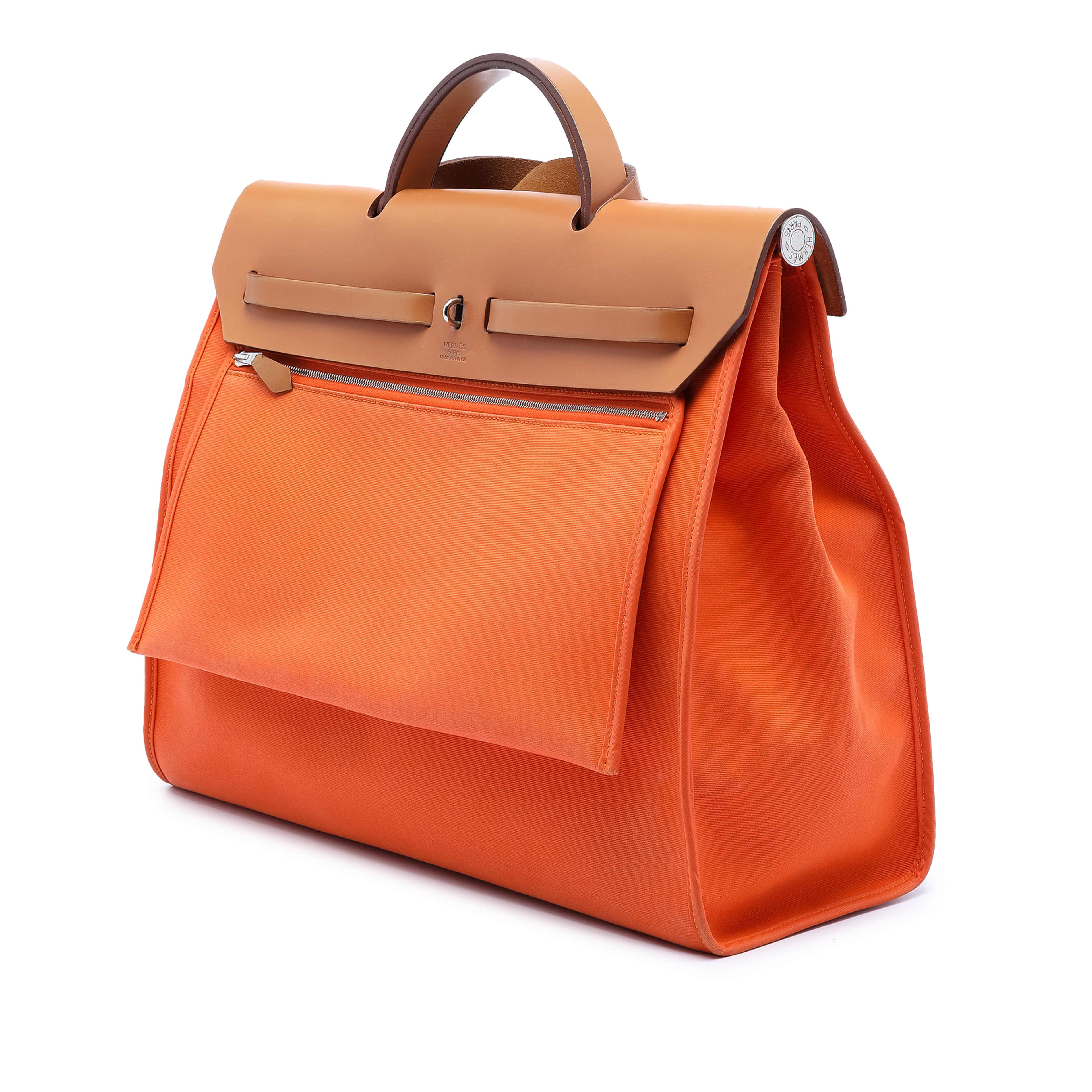 Hermès Toile Herbag Zip 31, från Luxclusif, i färgen orange. Klicka för att öppna bilden i stort format