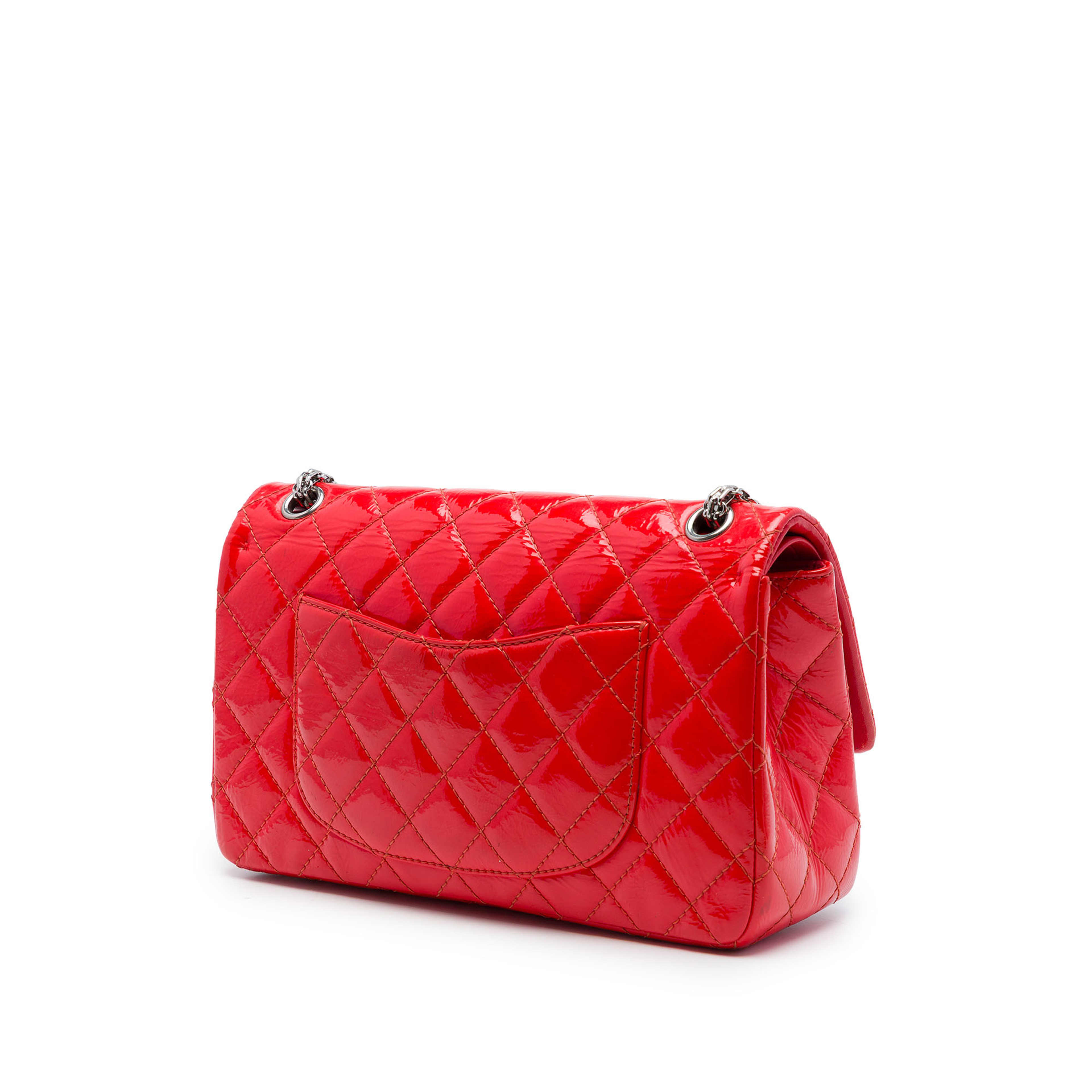 Chanel Quilted Crinkled Patent Reissue 2.55 Double Flap 226, från Luxclusif, i färgen röd. Klicka för att öppna bilden i stort format