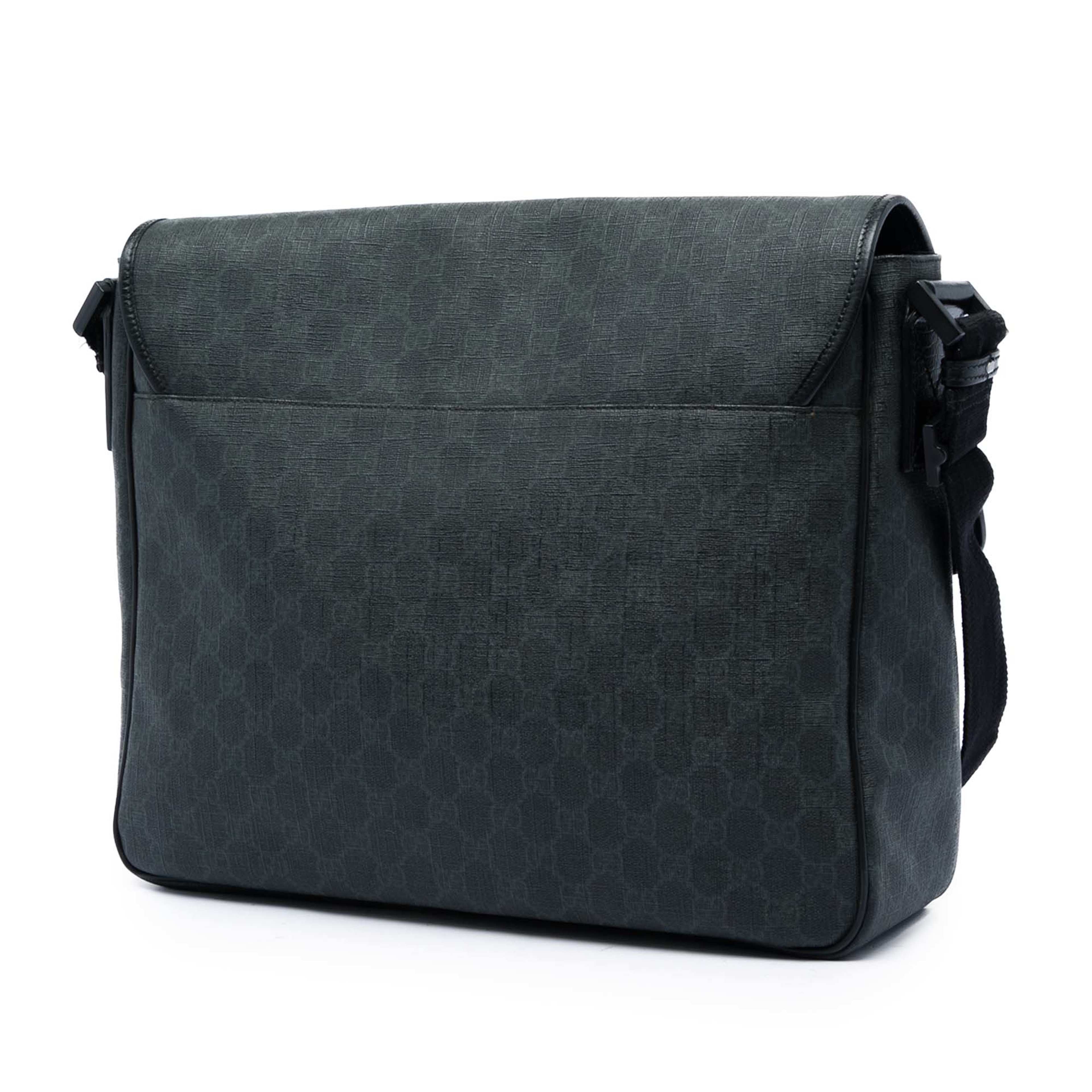 Gucci Gg Supreme Flap Messenger Bag, från Luxclusif, i färgen svart. Klicka för att öppna bilden i stort format