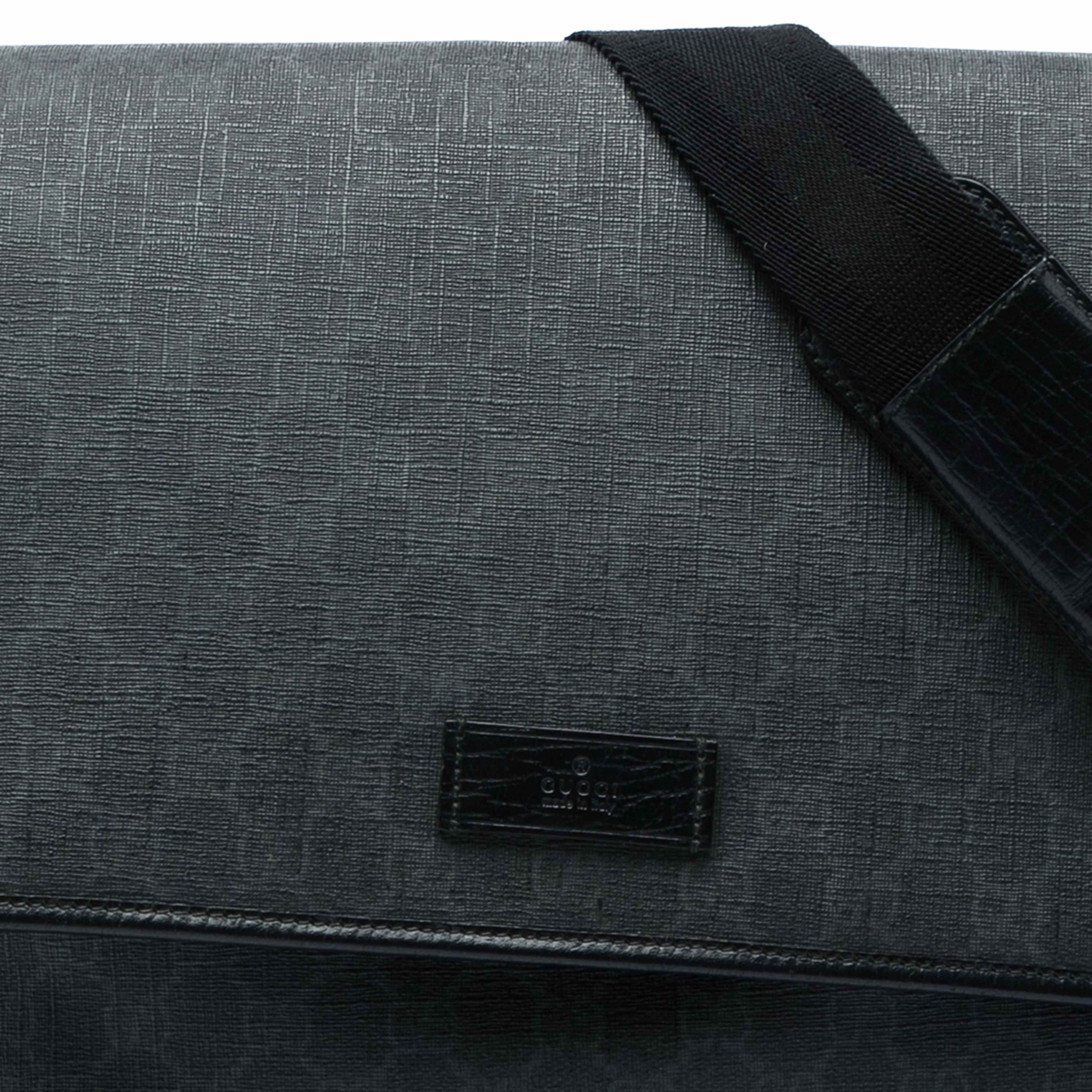 Gucci Gg Supreme Flap Messenger Bag, från Luxclusif, i färgen svart. Klicka för att öppna bilden i stort format