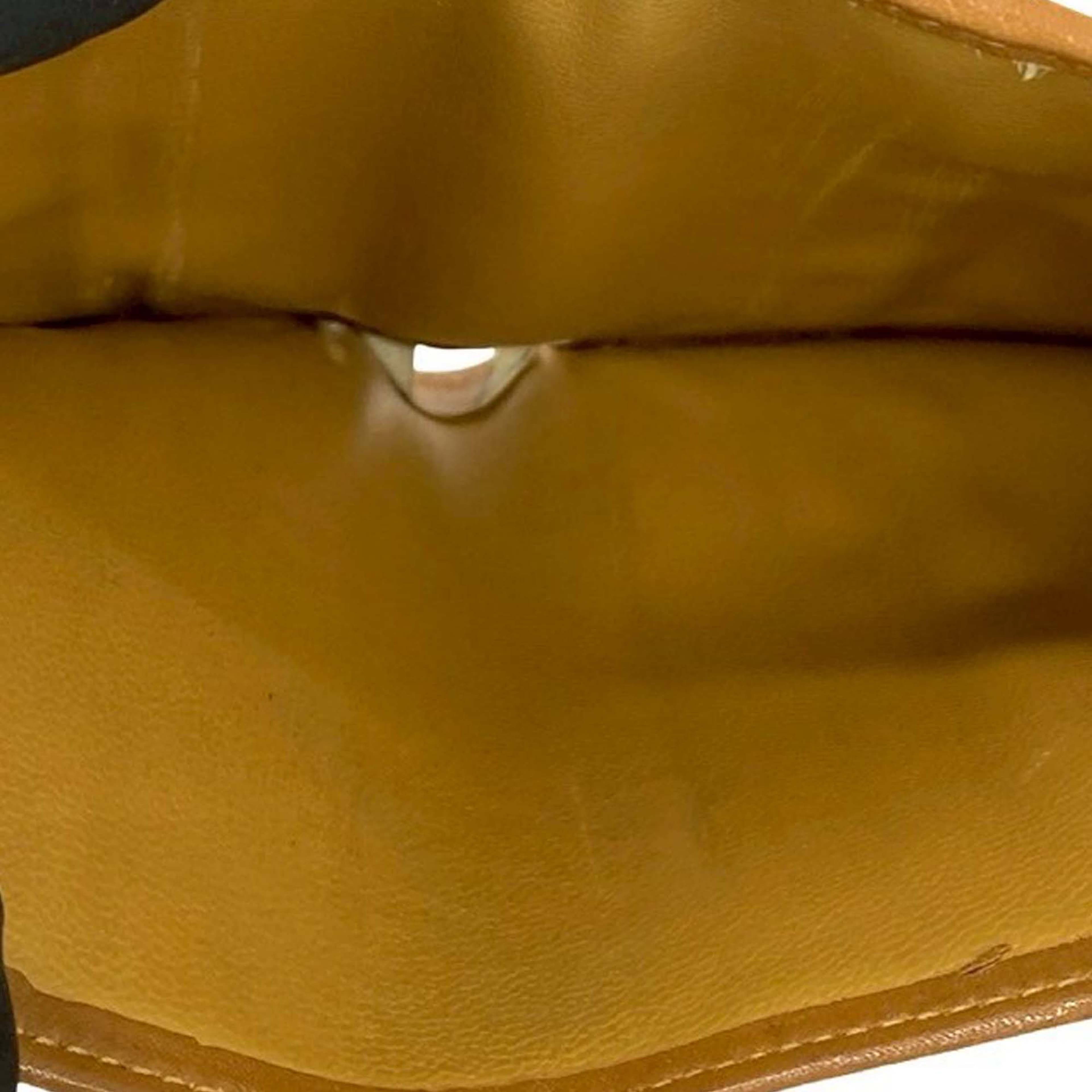 Celine Macadam Coated Canvas Triomphe Bifold Wallet, från Luxclusif, i färgen beige. Klicka för att öppna bilden i stort format