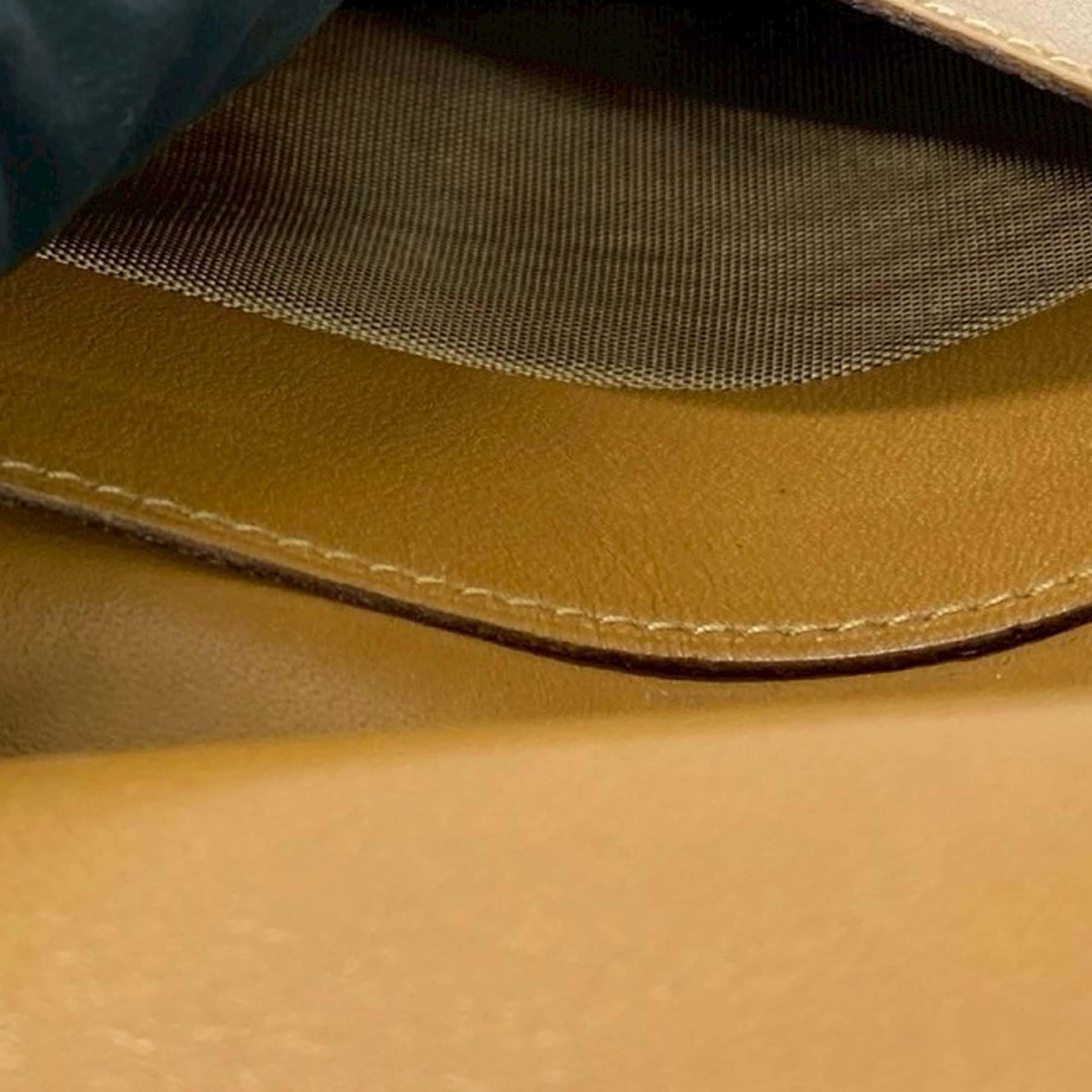 Celine Macadam Coated Canvas Triomphe Bifold Wallet, från Luxclusif, i färgen beige. Klicka för att öppna bilden i stort format