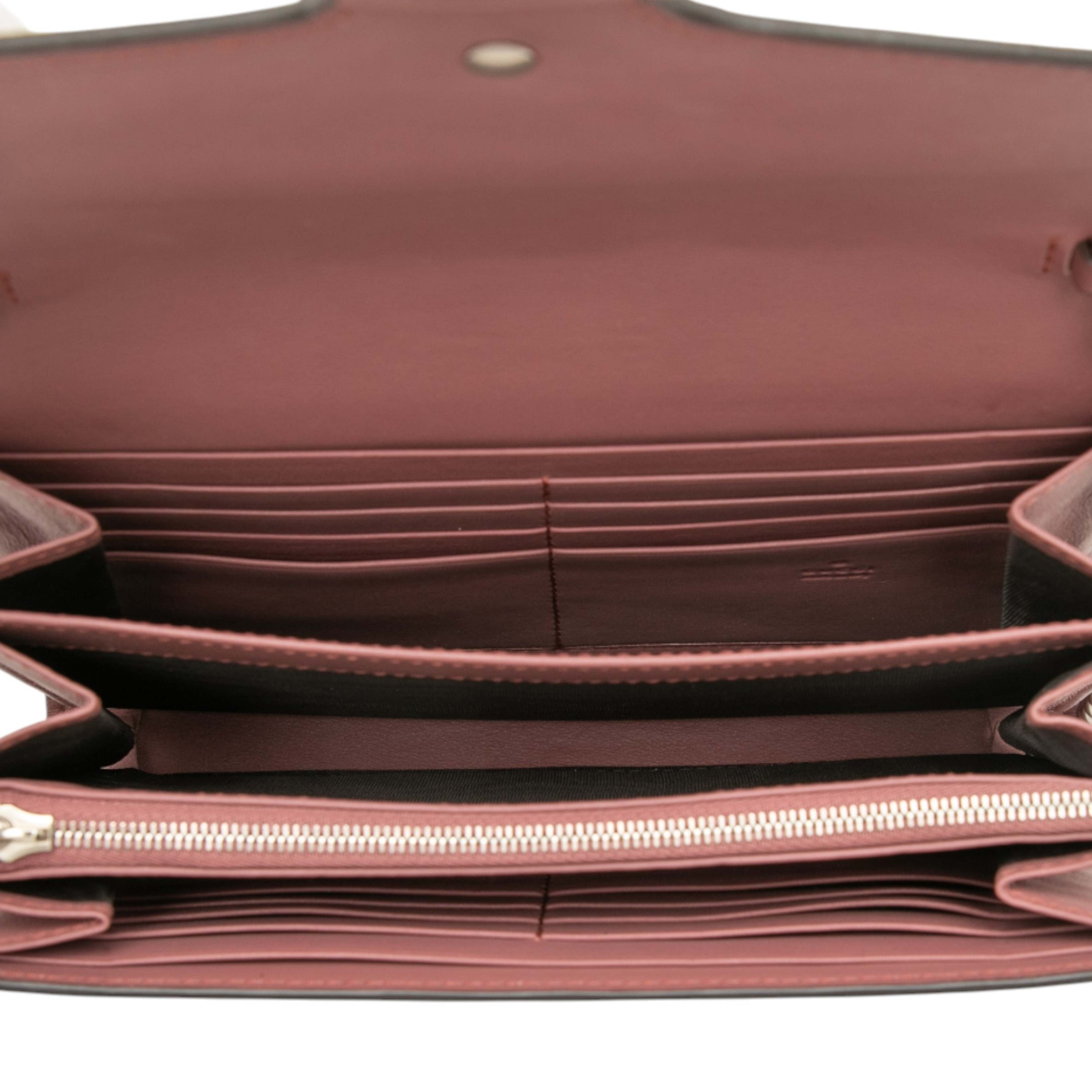 Gucci Gg Supreme Dionysus Blooms Chain Wallet, från Luxclusif, i färgen beige. Klicka för att öppna bilden i stort format