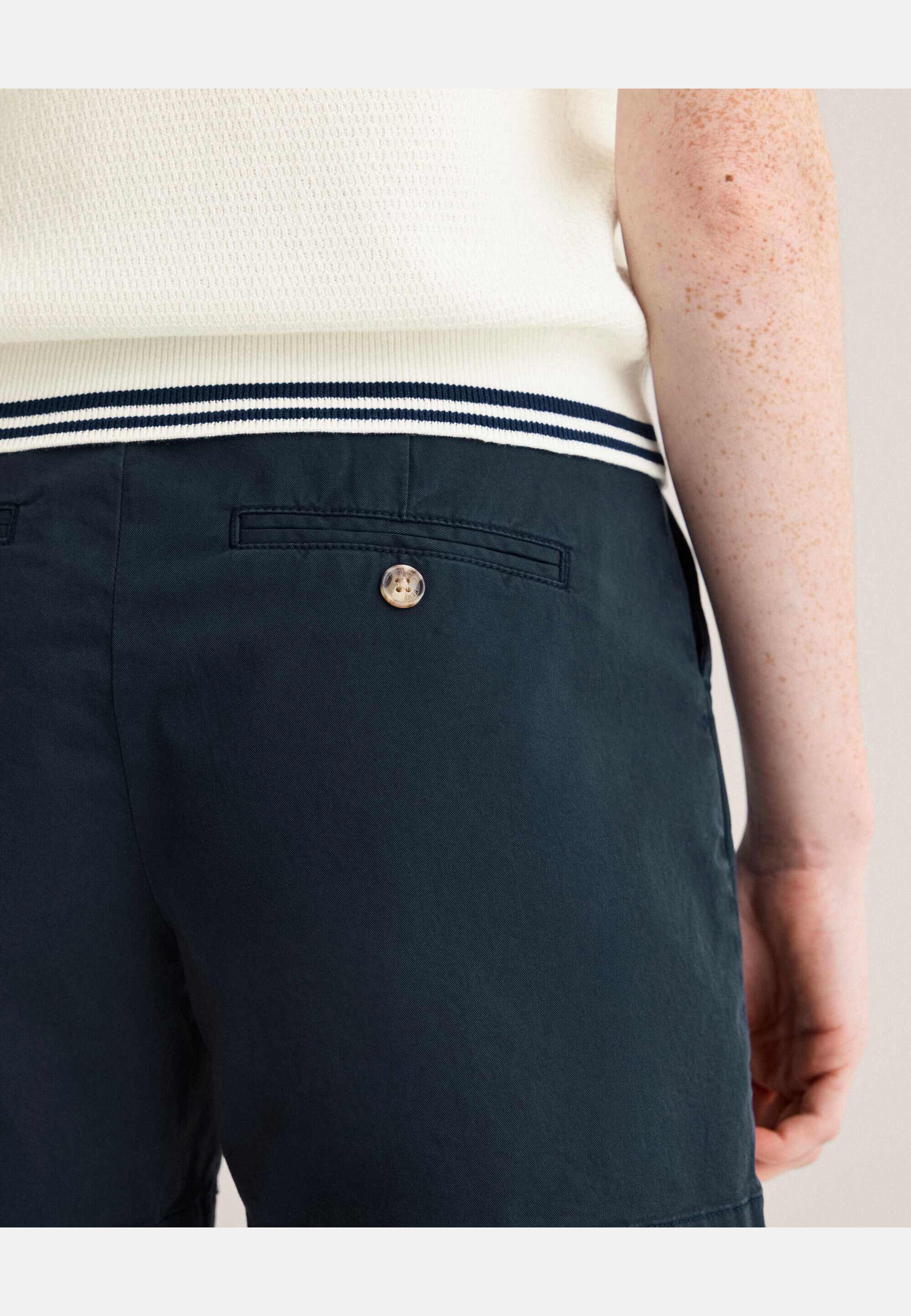 Milou Shorts, från Newhouse, i färgen marinblå. Klicka för att öppna bilden i stort format