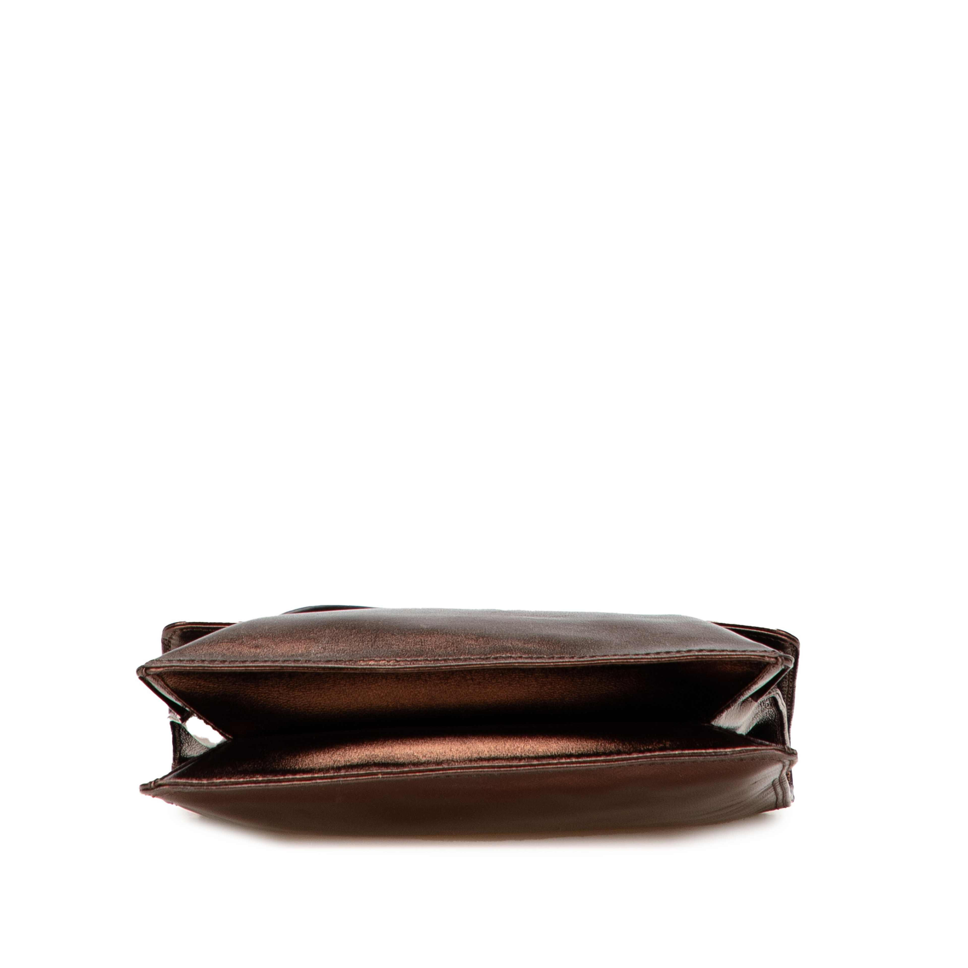 Chanel Metallic Lambskin Flap Crossbody, från Luxclusif, i färgen bronze. Klicka för att öppna bilden i stort format