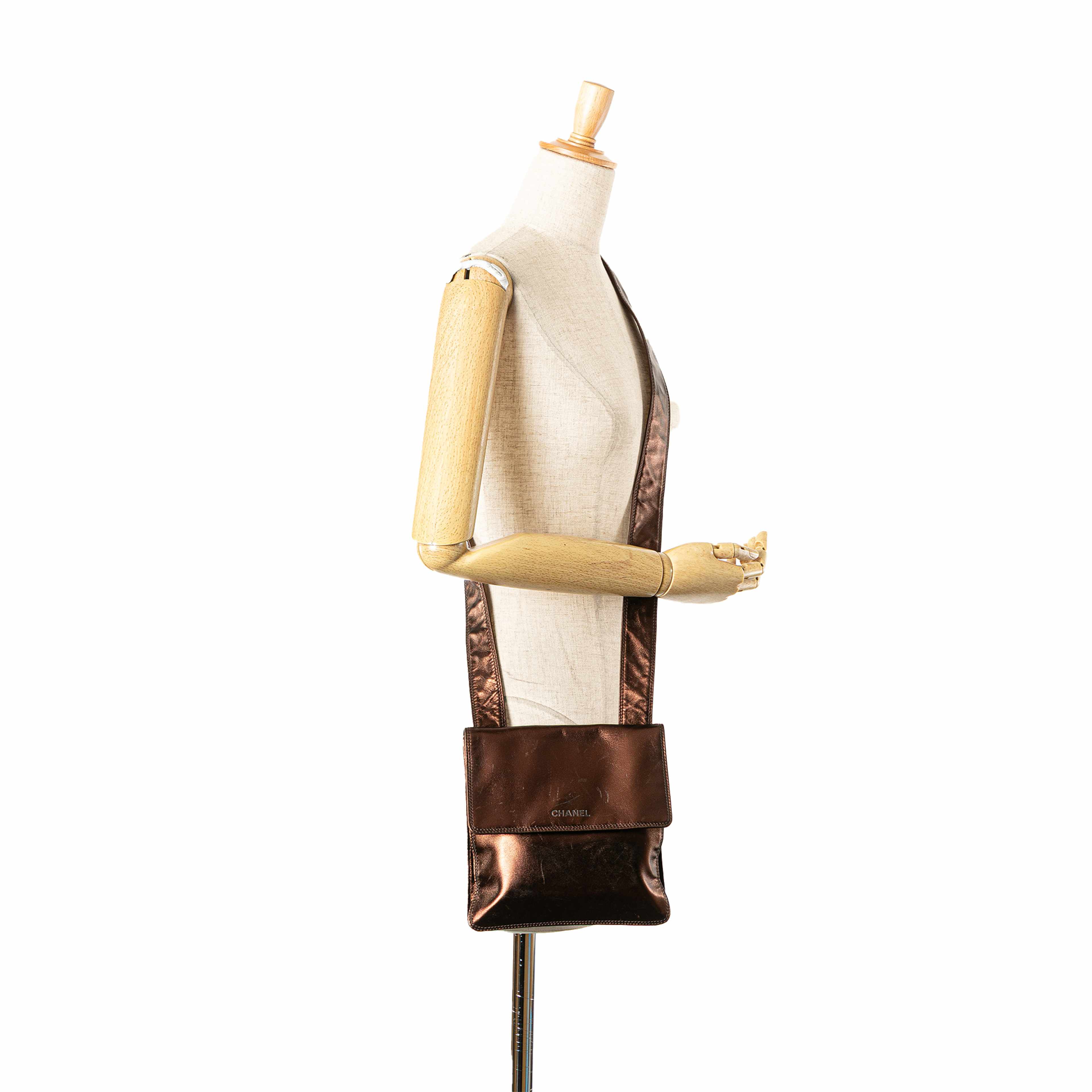 Chanel Metallic Lambskin Flap Crossbody, från Luxclusif, i färgen brun. Klicka för att öppna bilden i stort format