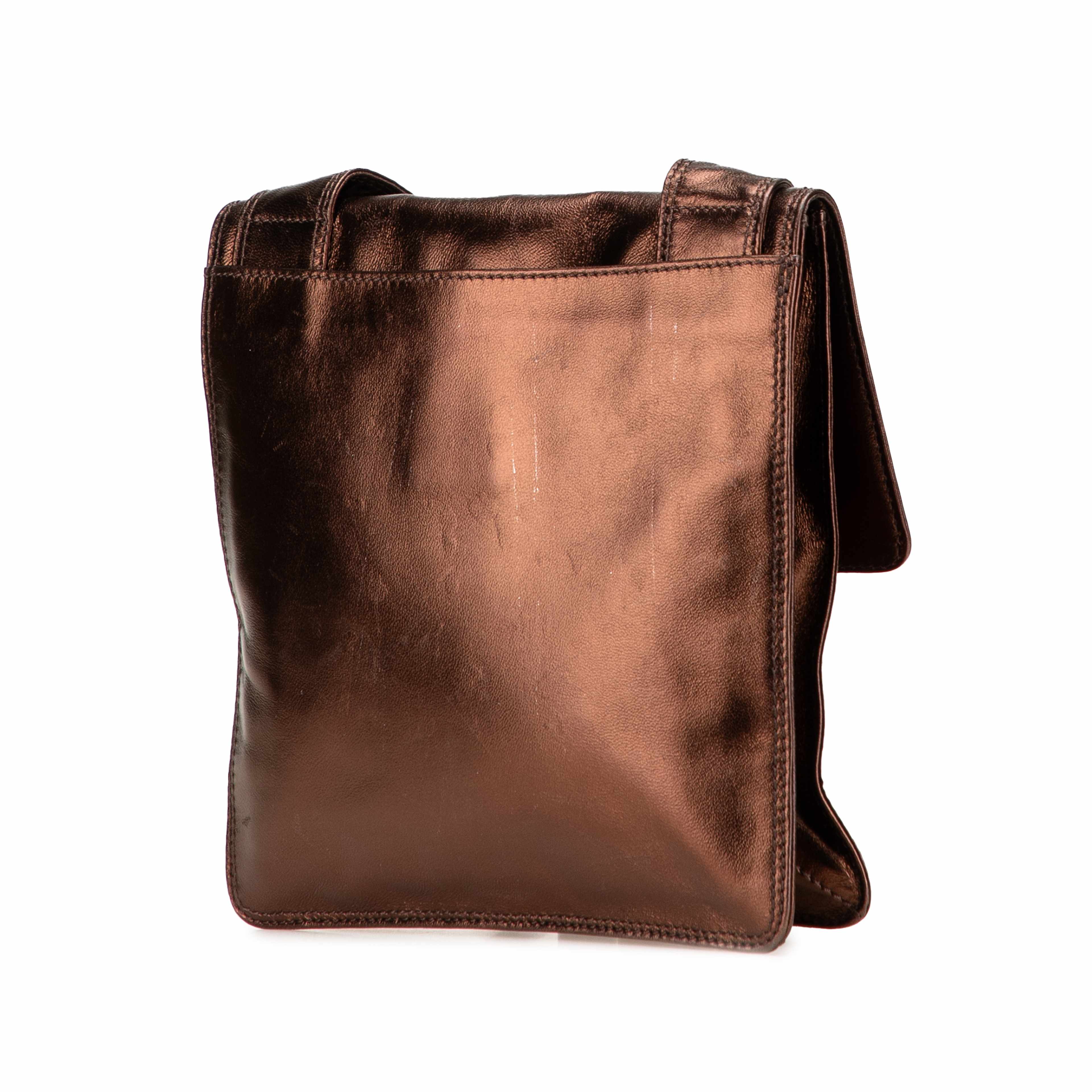 Chanel Metallic Lambskin Flap Crossbody, från Luxclusif, i färgen bronze. Klicka för att öppna bilden i stort format