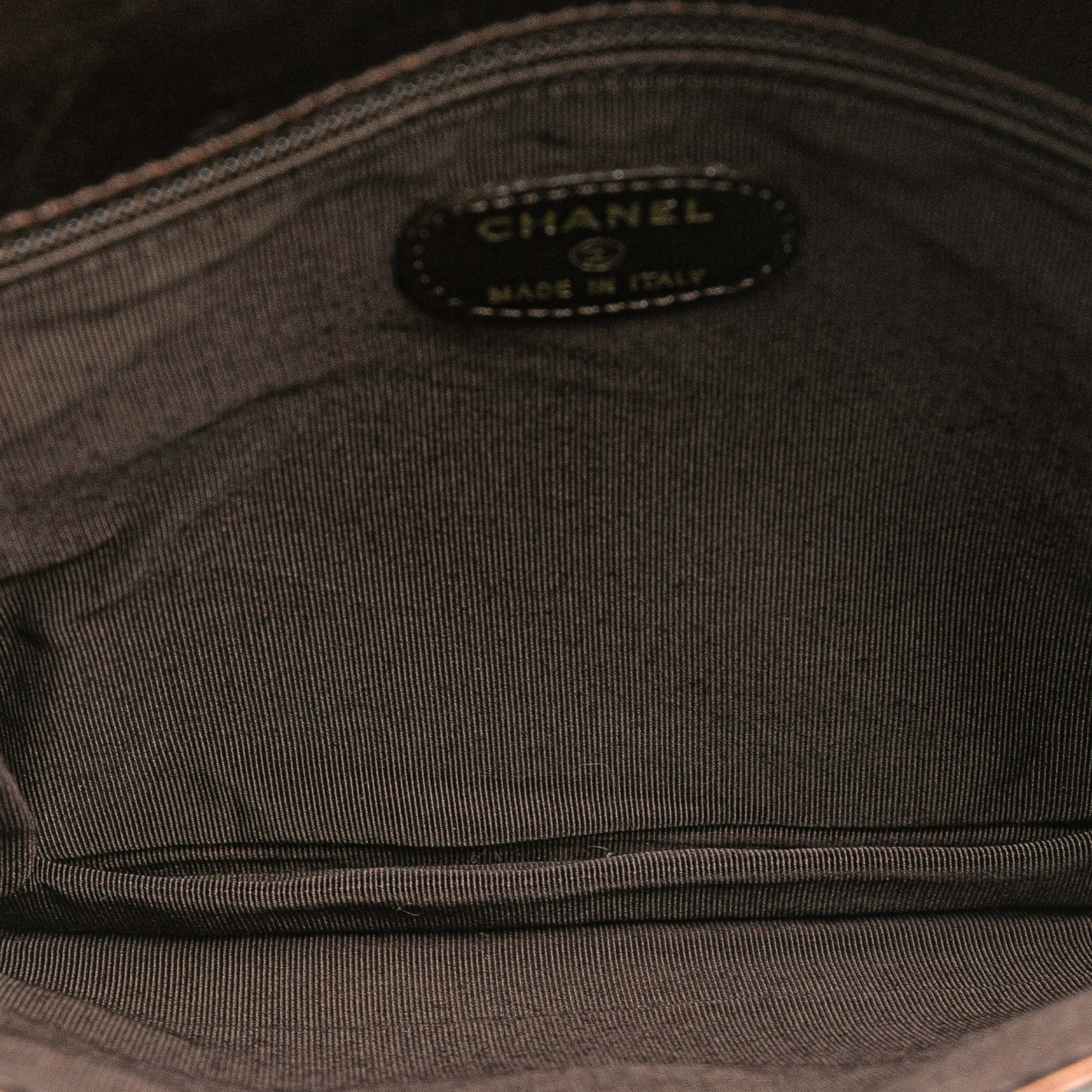 Chanel Metallic Lambskin Flap Crossbody, från Luxclusif, i färgen bronze. Klicka för att öppna bilden i stort format