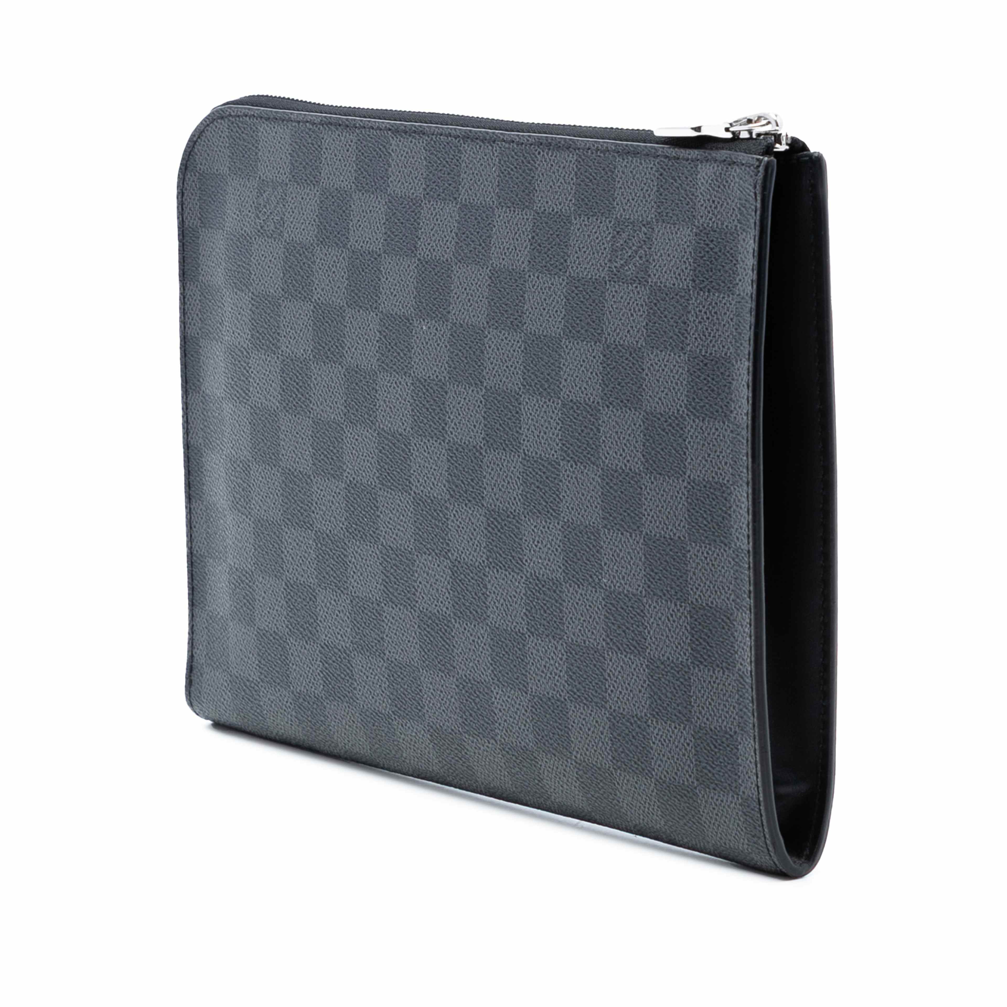 Louis Vuitton Damier Graphite Pochette Jour Mm, från Luxclusif, i färgen black. Klicka för att öppna bilden i stort format