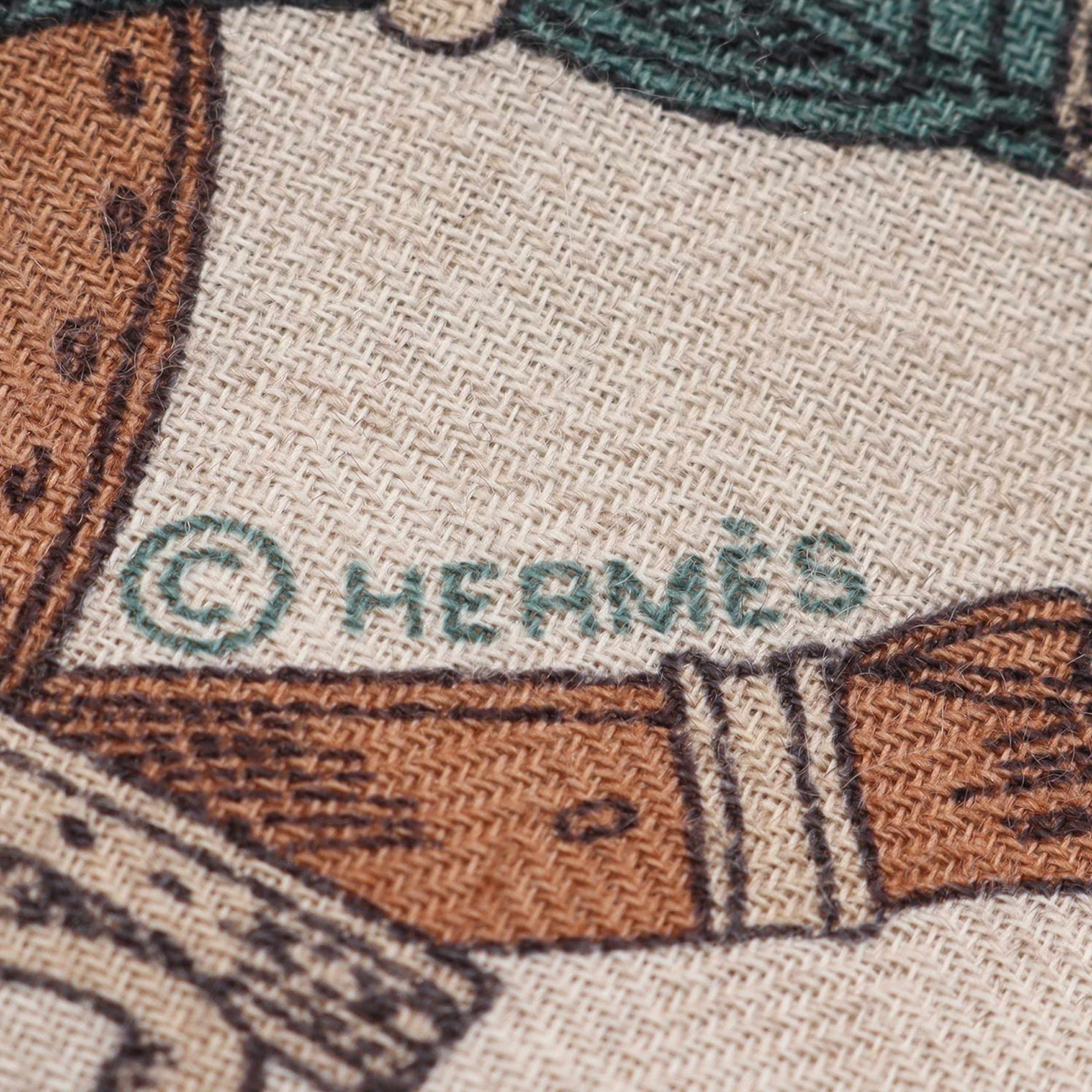 Hermès Les Chevaux Dechaines Cashmere Scarf, från Luxclusif, i färgen beige. Klicka för att öppna bilden i stort format