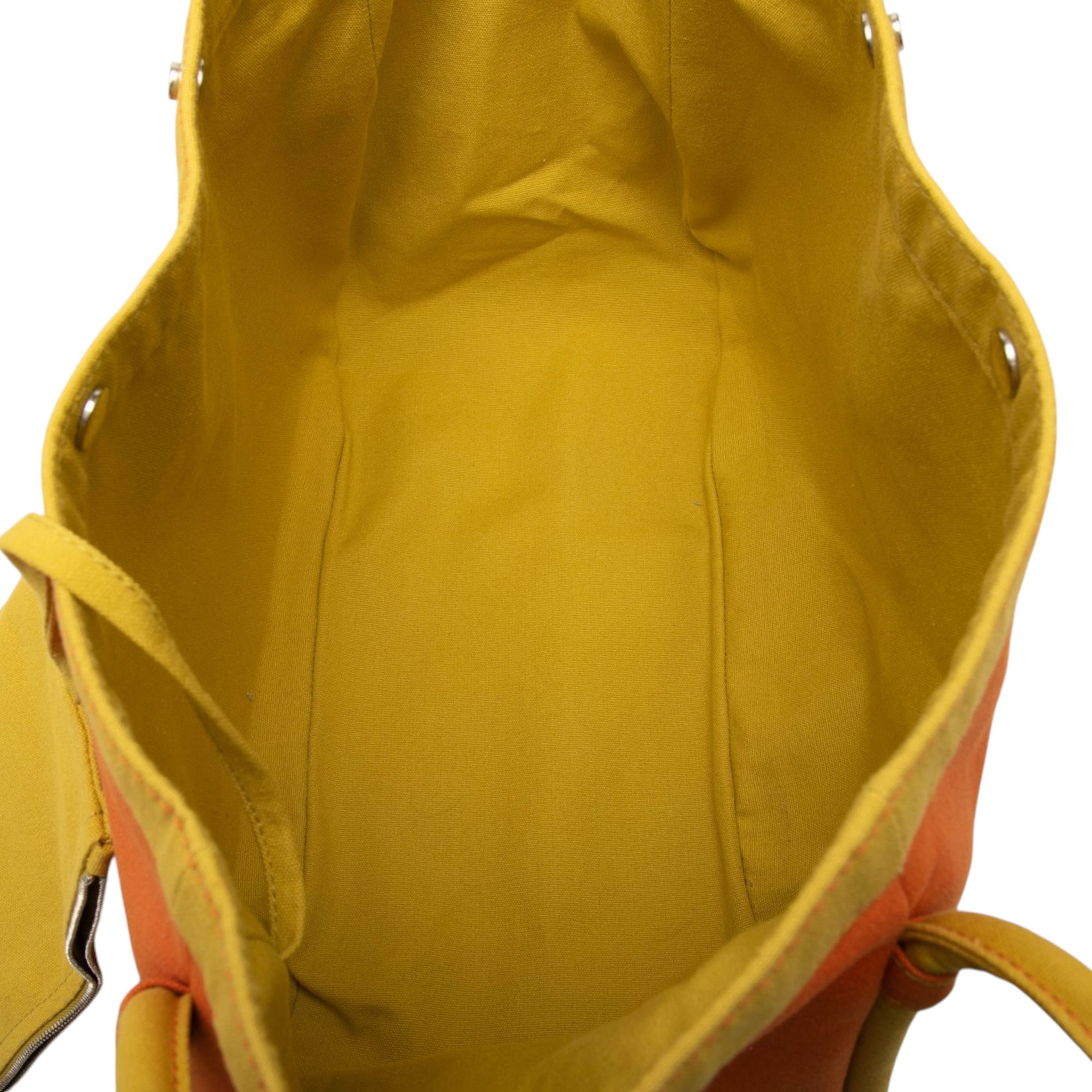 Hermès Toile Lindy Beach Bag, från Luxclusif, i färgen orange. Klicka för att öppna bilden i stort format