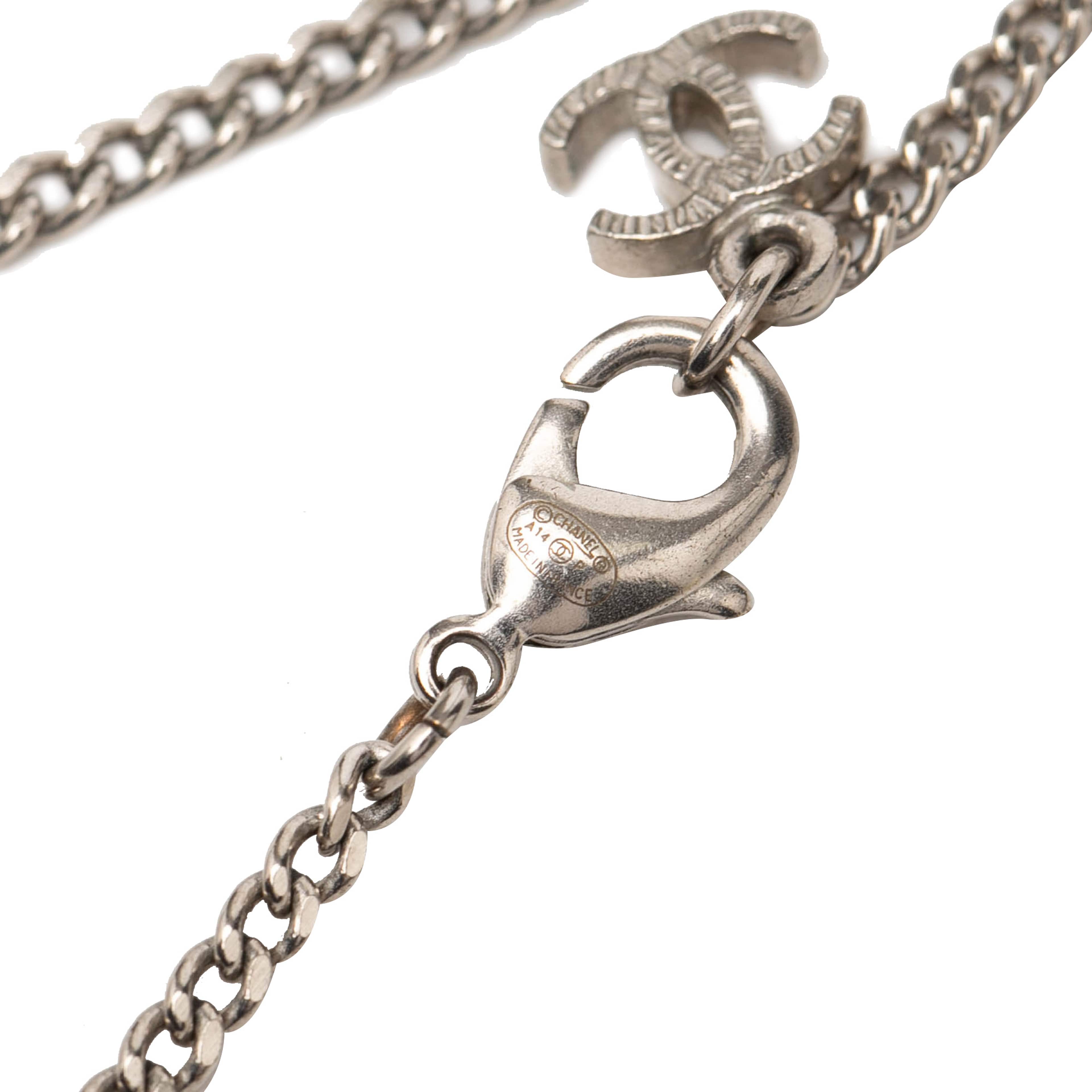 Chanel Silver Plated Cc Rhinestone Pendant Necklace, från Luxclusif, i färgen silver. Klicka för att öppna bilden i stort format