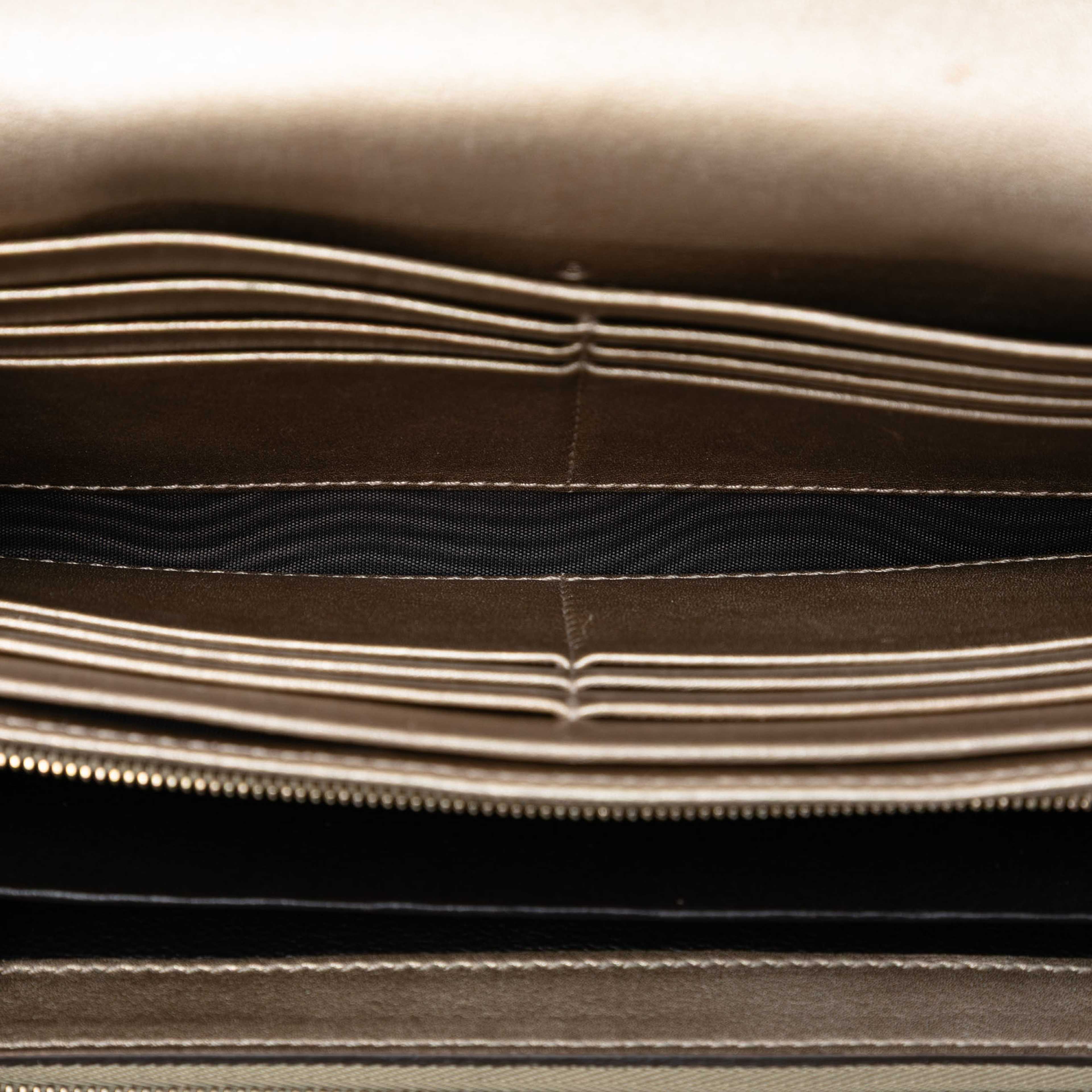 Gucci Metallic Microguccissima Dice Wallet On Chain, från Luxclusif, i färgen gold. Klicka för att öppna bilden i stort format