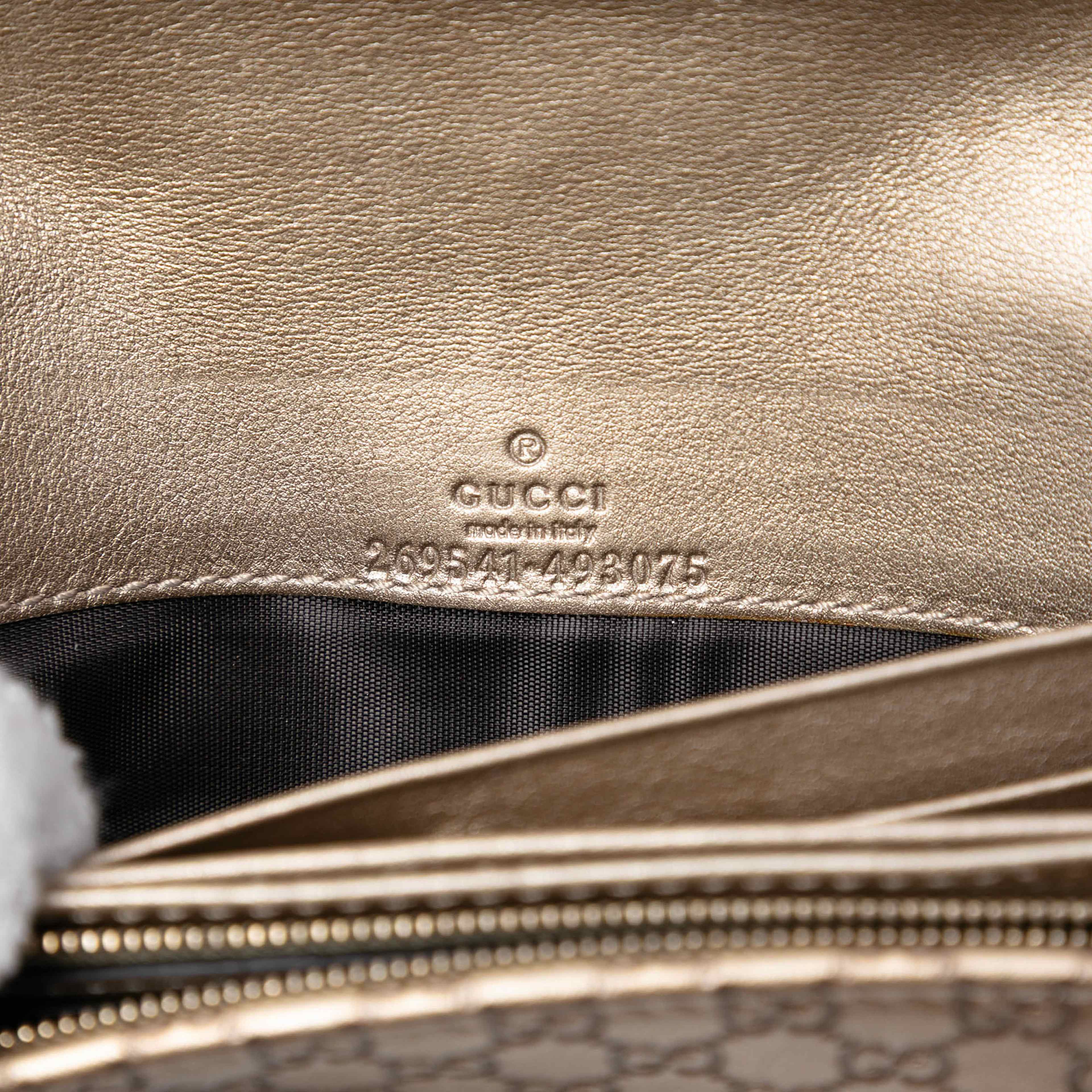 Gucci Metallic Microguccissima Dice Wallet On Chain, från Luxclusif, i färgen gold. Klicka för att öppna bilden i stort format