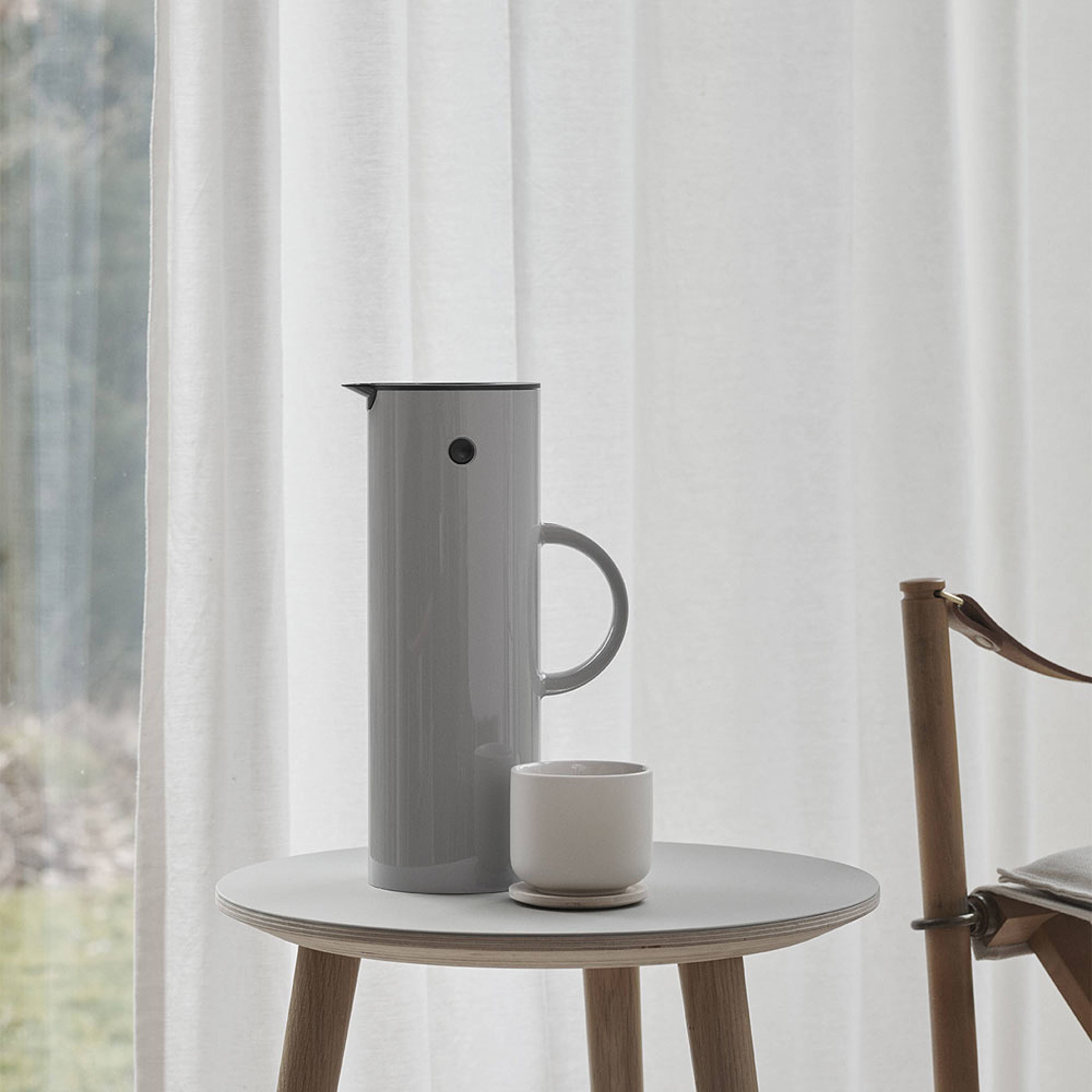 Termoskanna EM77, från Stelton, i färgen Light Grey. Klicka för att öppna bilden i stort format