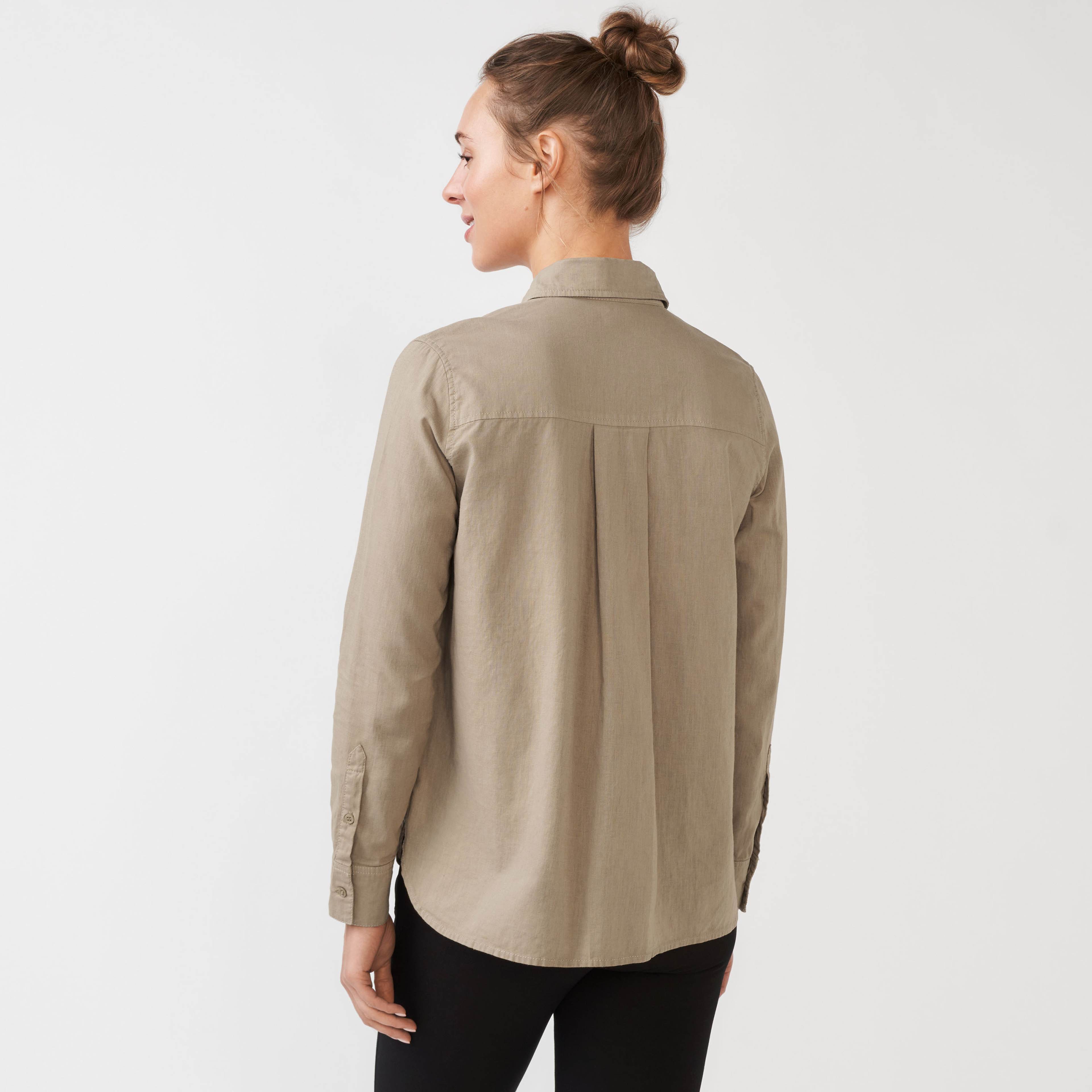 Skjorta i linnemix TINI, från Å WOMAN, i färgen Natural. Klicka för att öppna bilden i stort format