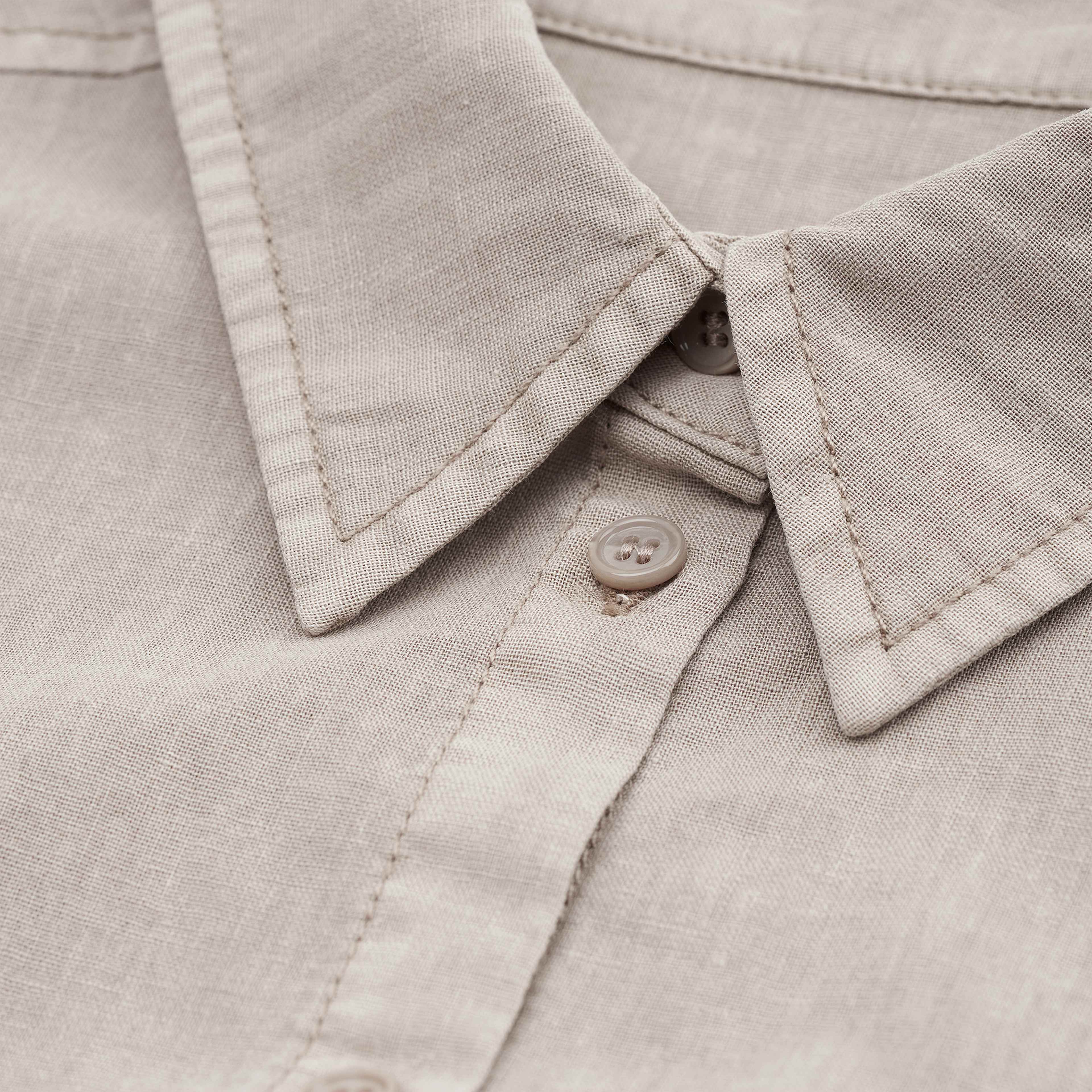 Skjorta i linnemix TINI, från Å WOMAN, i färgen Natural. Klicka för att öppna bilden i stort format