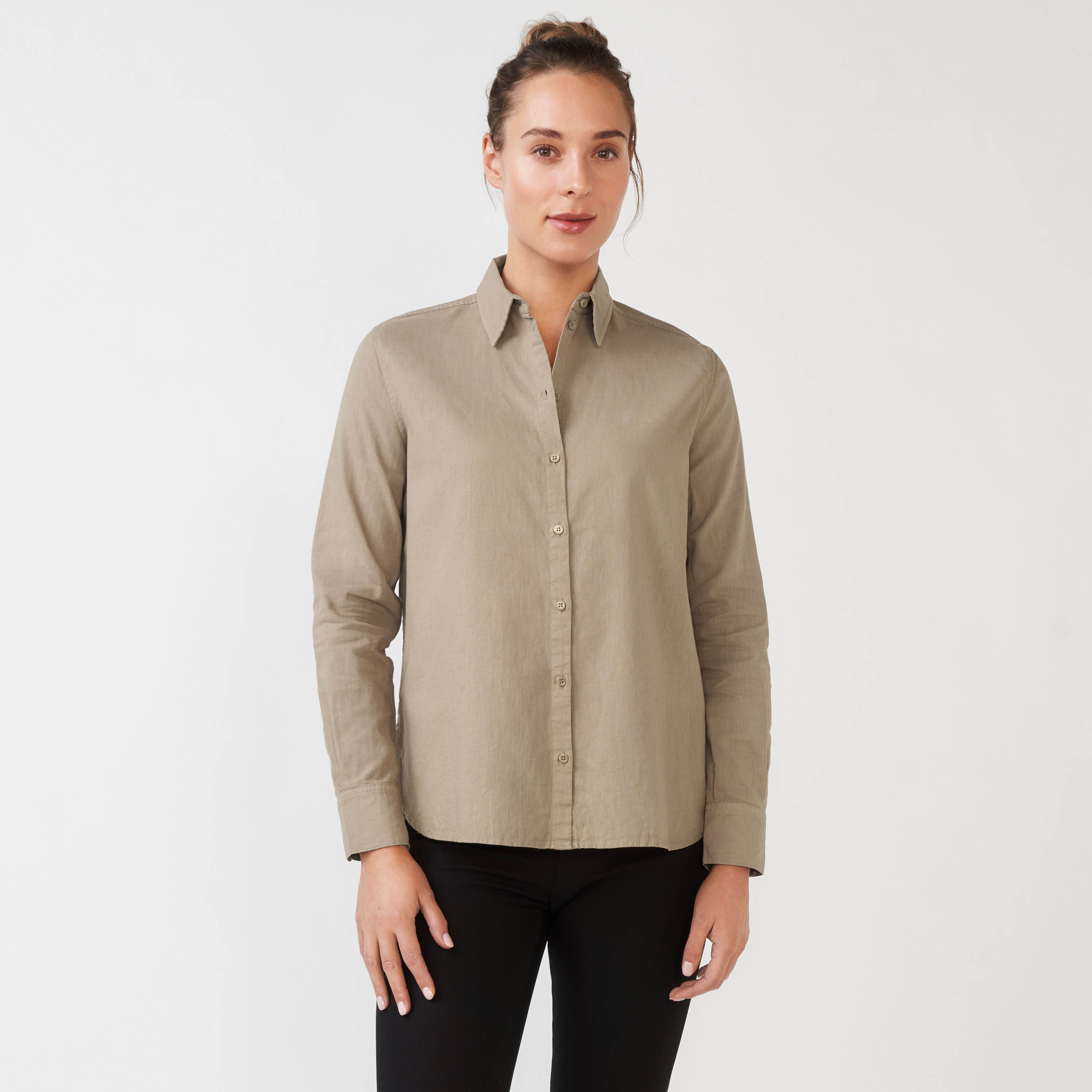 Skjorta i linnemix TINI, från Å WOMAN, i färgen Natural. Klicka för att öppna bilden i stort format