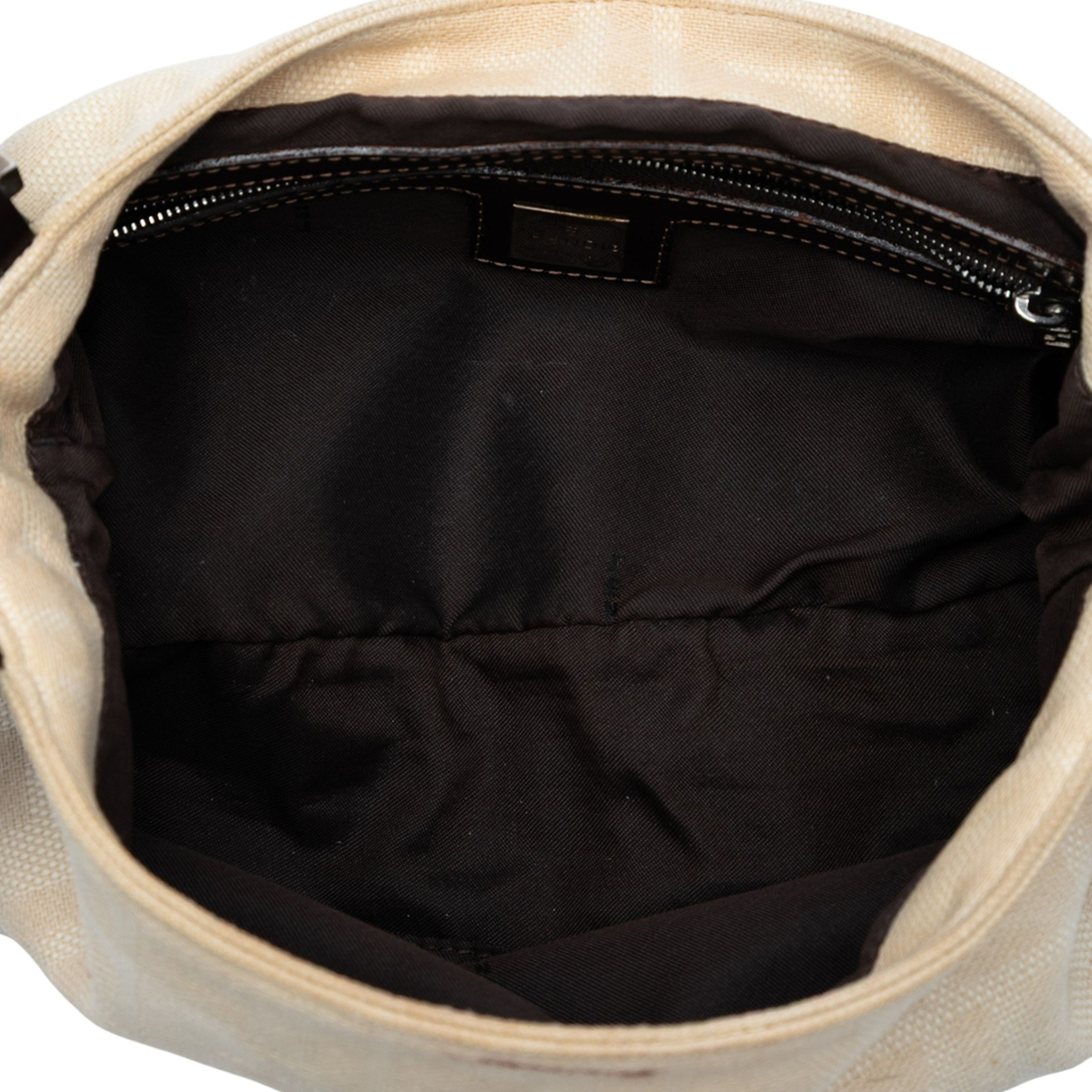 Fendi Zucca Canvas Shoulder Bag, från Luxclusif, i färgen beige. Klicka för att öppna bilden i stort format