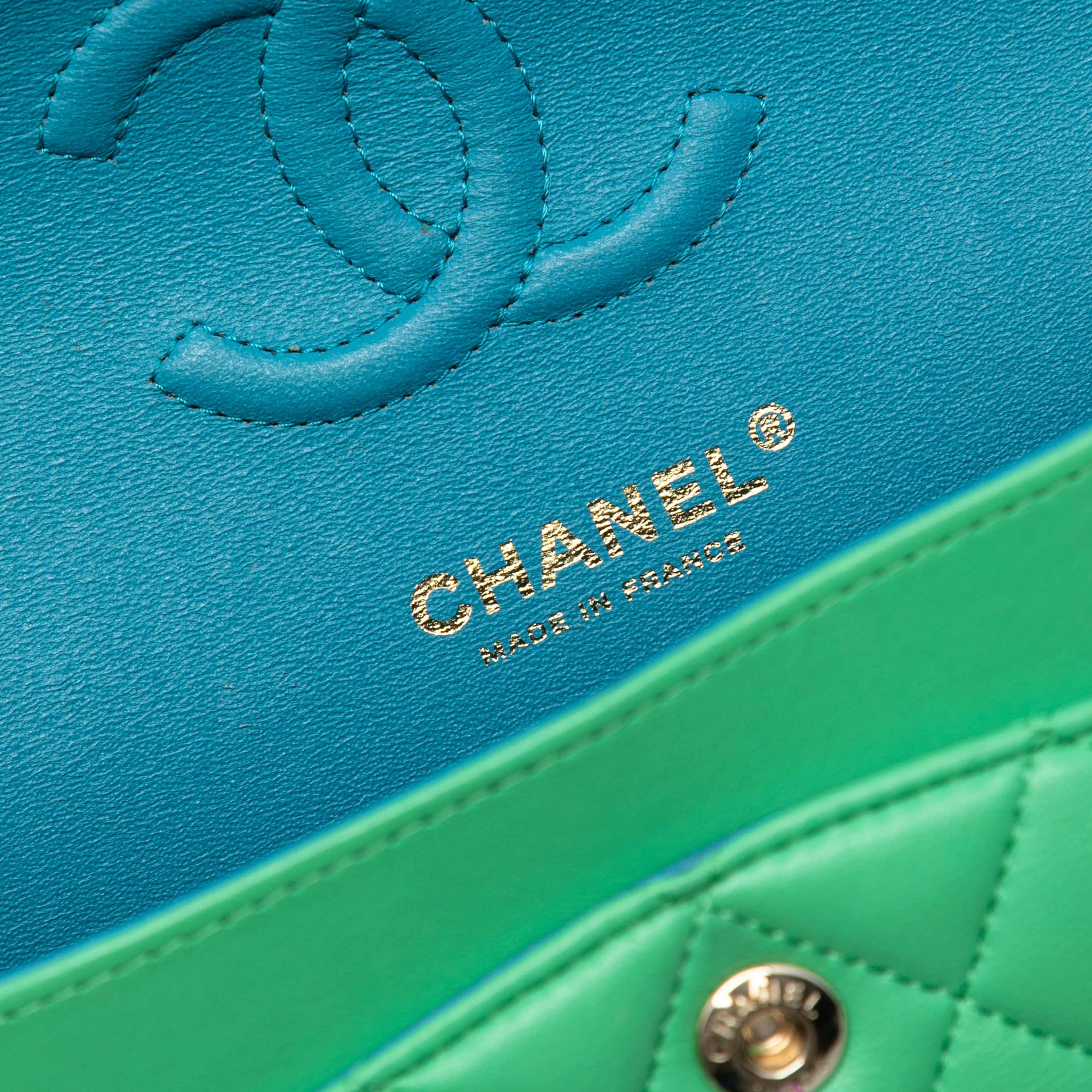 Chanel Small Classic Lambskin Rainbow Hardware Double Flap, från Luxclusif, i färgen green. Klicka för att öppna bilden i stort format