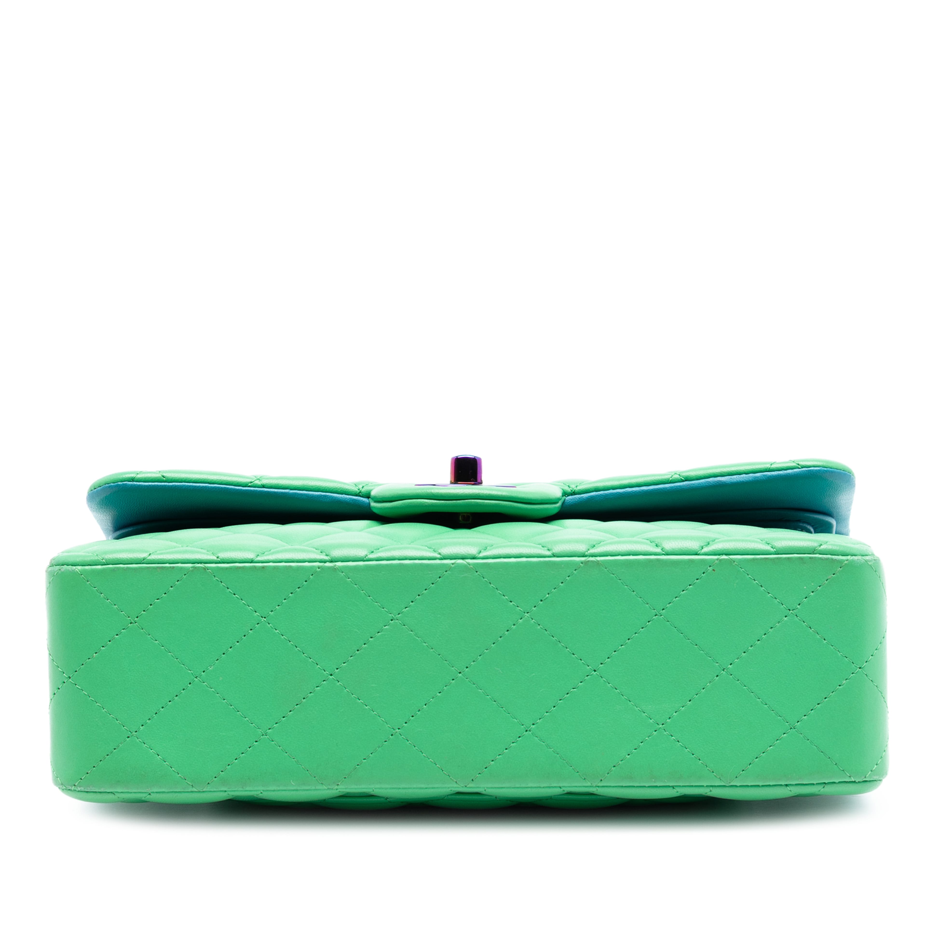 Chanel Small Classic Lambskin Rainbow Hardware Double Flap, från Luxclusif, i färgen green. Klicka för att öppna bilden i stort format