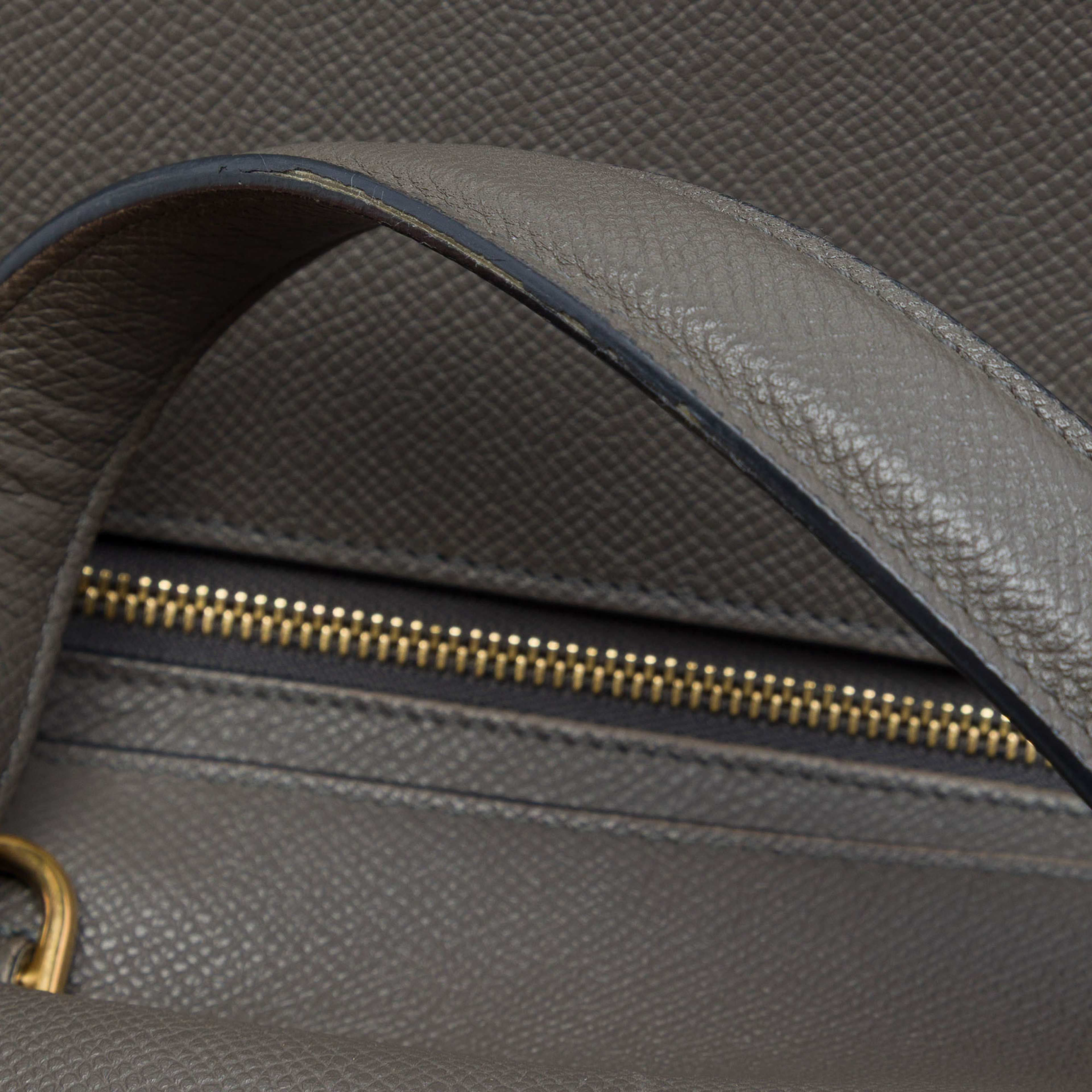 Celine Micro Grained Calfskin Belt Bag, från Luxclusif, i färgen grå. Klicka för att öppna bilden i stort format