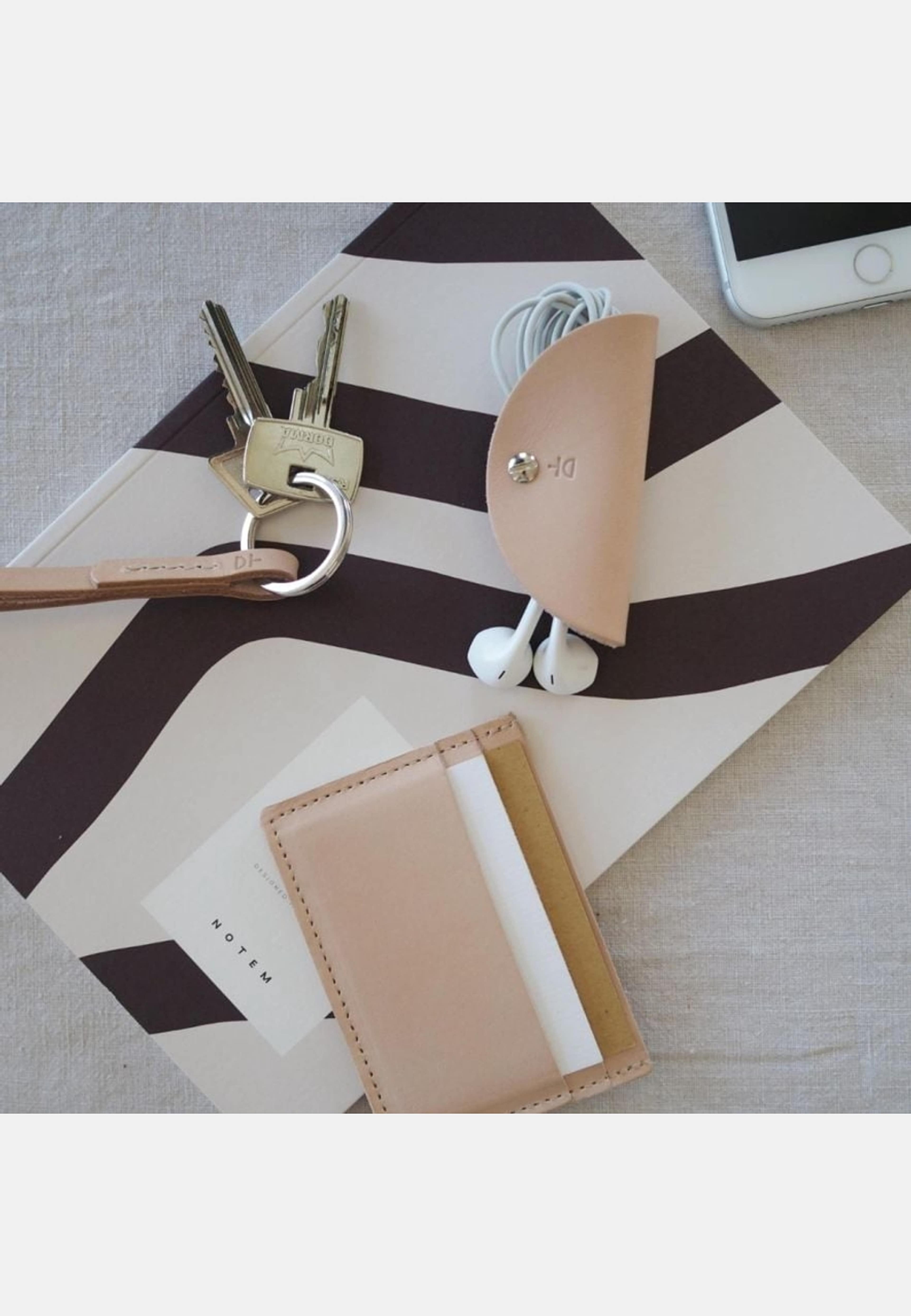Korthållare Frö, från Atelier by Designtorget, i färgen beige. Klicka för att öppna bilden i stort format