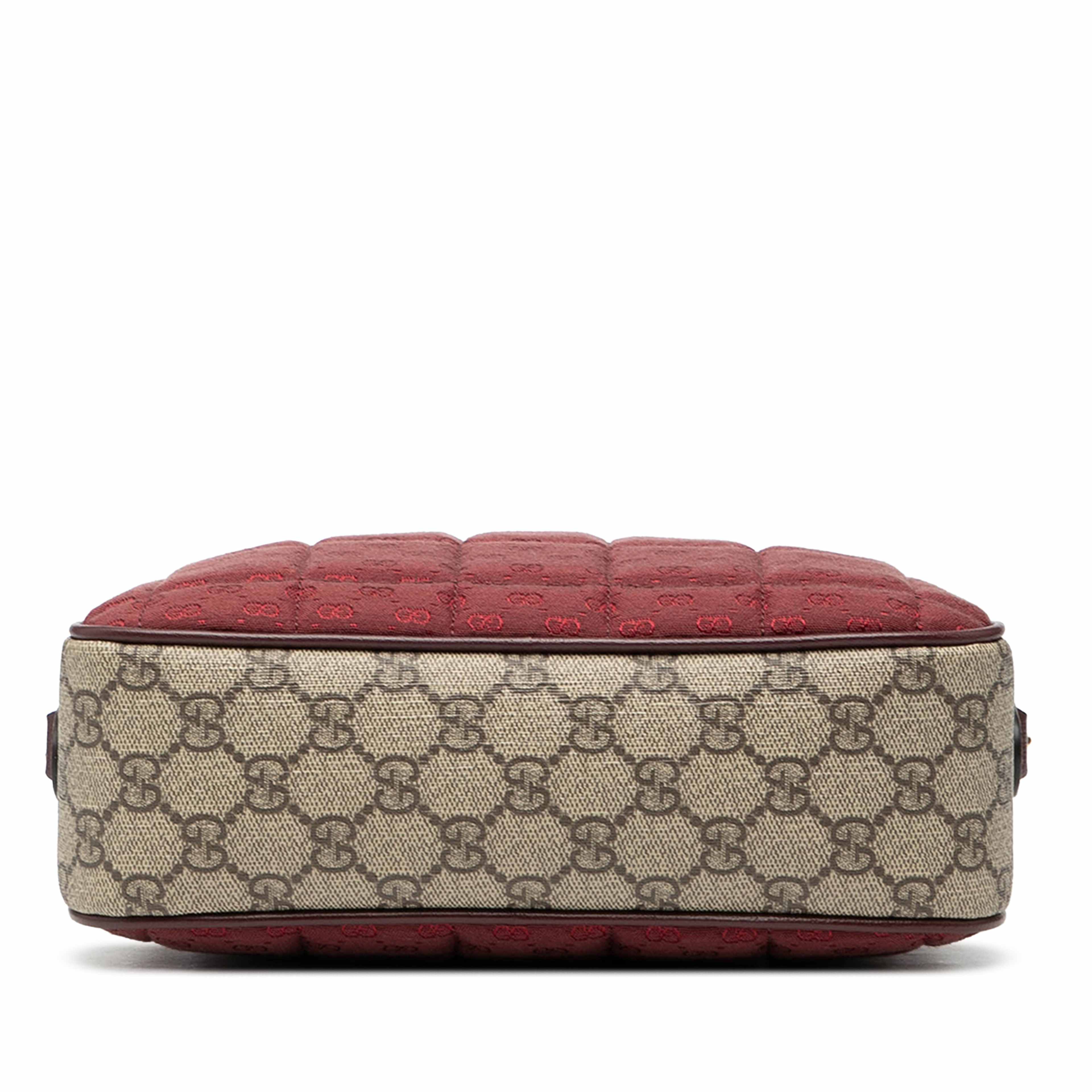 Gucci Small Quilted Mini Gg Canvas And Gg Supreme Double G Crossbody, från Luxclusif, i färgen burgundy. Klicka för att öppna bilden i stort format