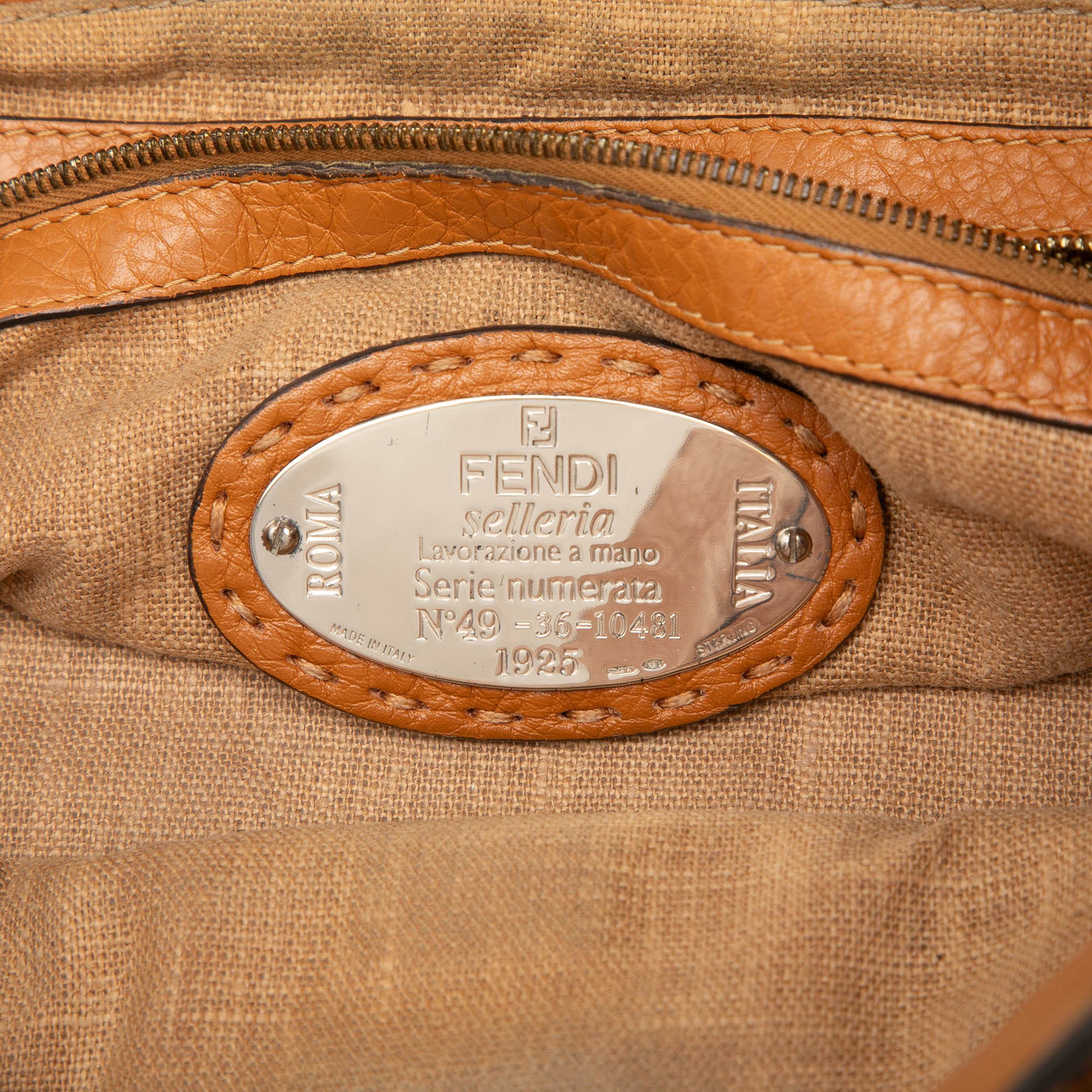 Fendi Large Leather Selleria Villa Borghese Tote, från Luxclusif, i färgen brun. Klicka för att öppna bilden i stort format