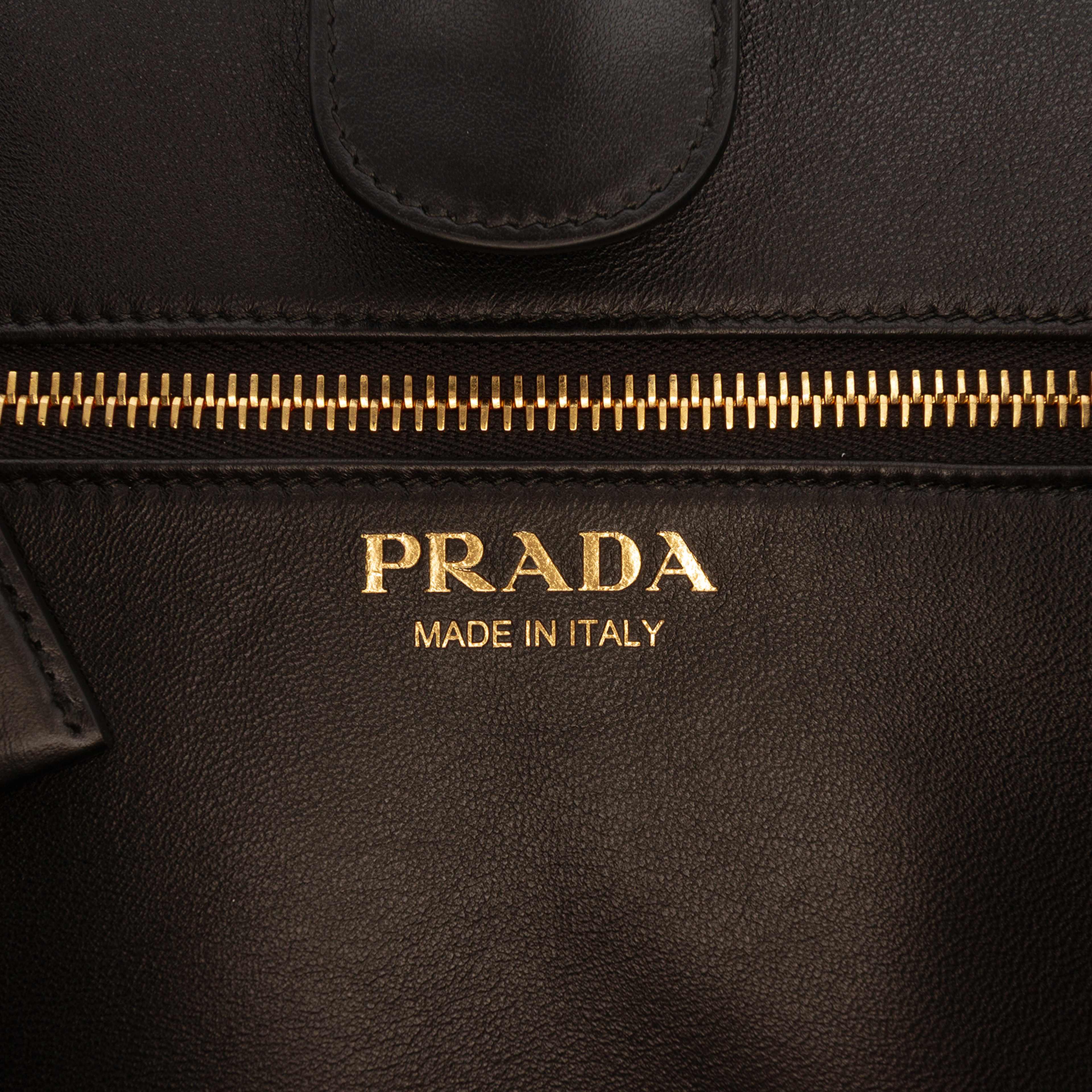 Prada Medium Leather Tote, från Luxclusif, i färgen black. Klicka för att öppna bilden i stort format