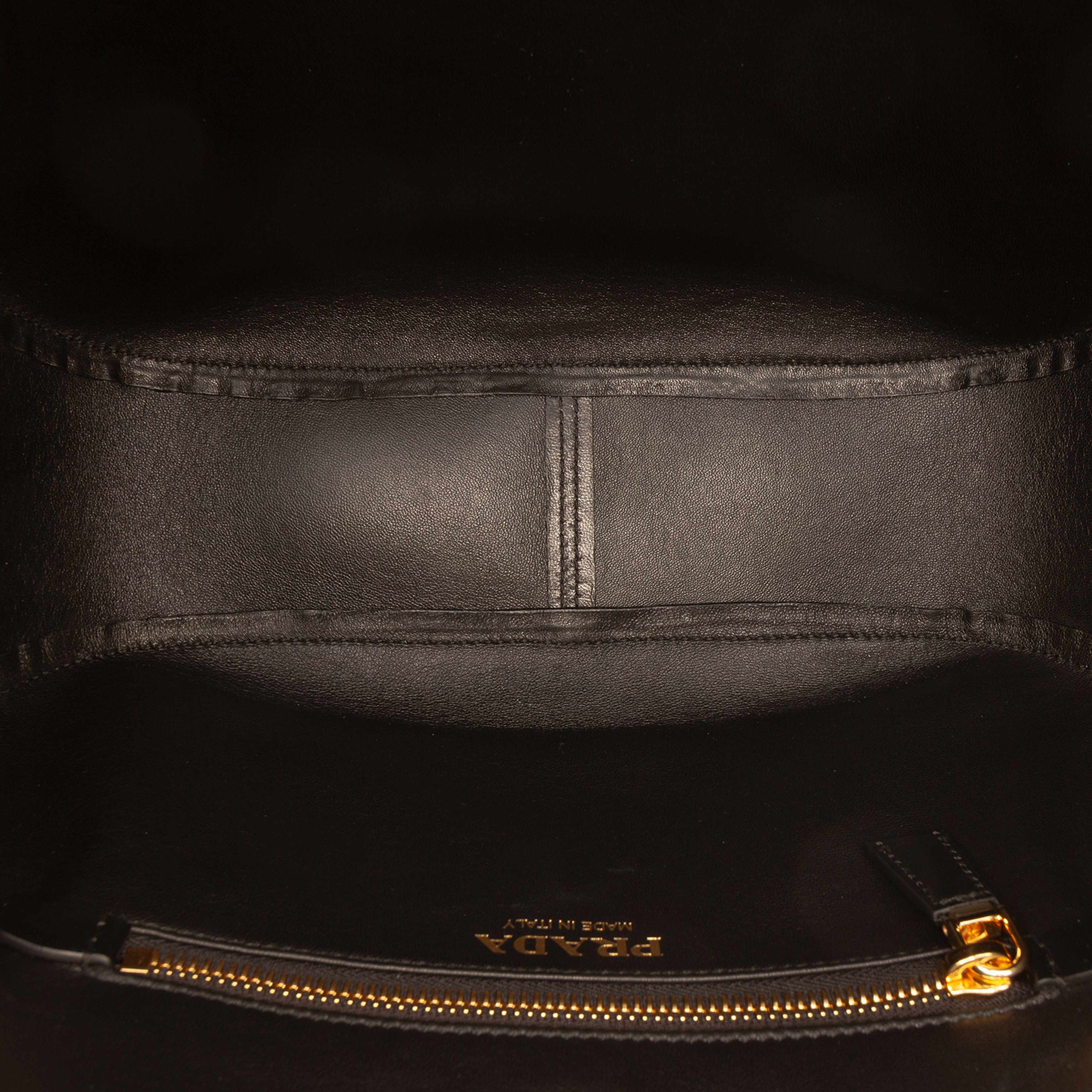 Prada Medium Leather Tote, från Luxclusif, i färgen black. Klicka för att öppna bilden i stort format
