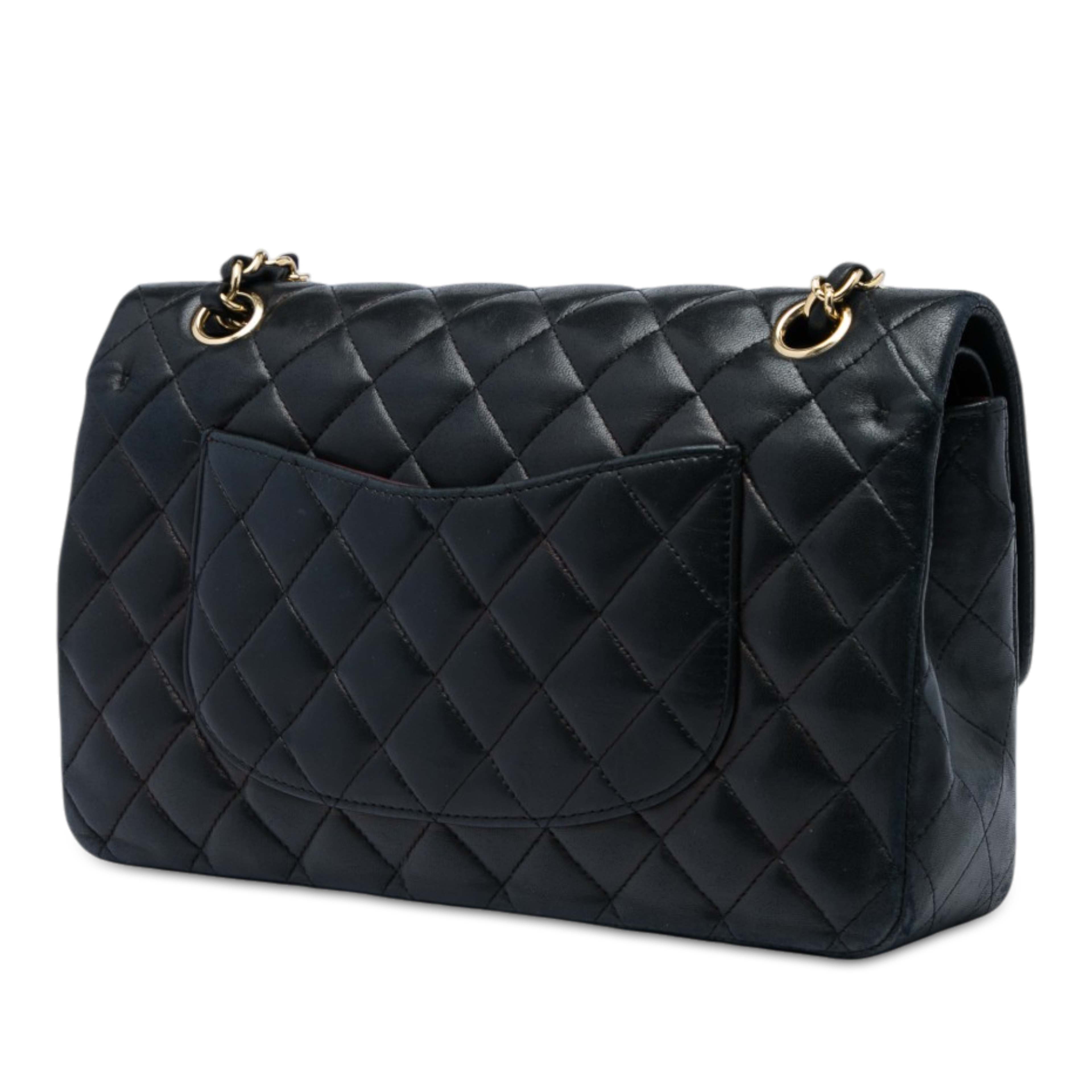 Chanel Medium Classic Lambskin Double Flap, från Luxclusif, i färgen svart. Klicka för att öppna bilden i stort format