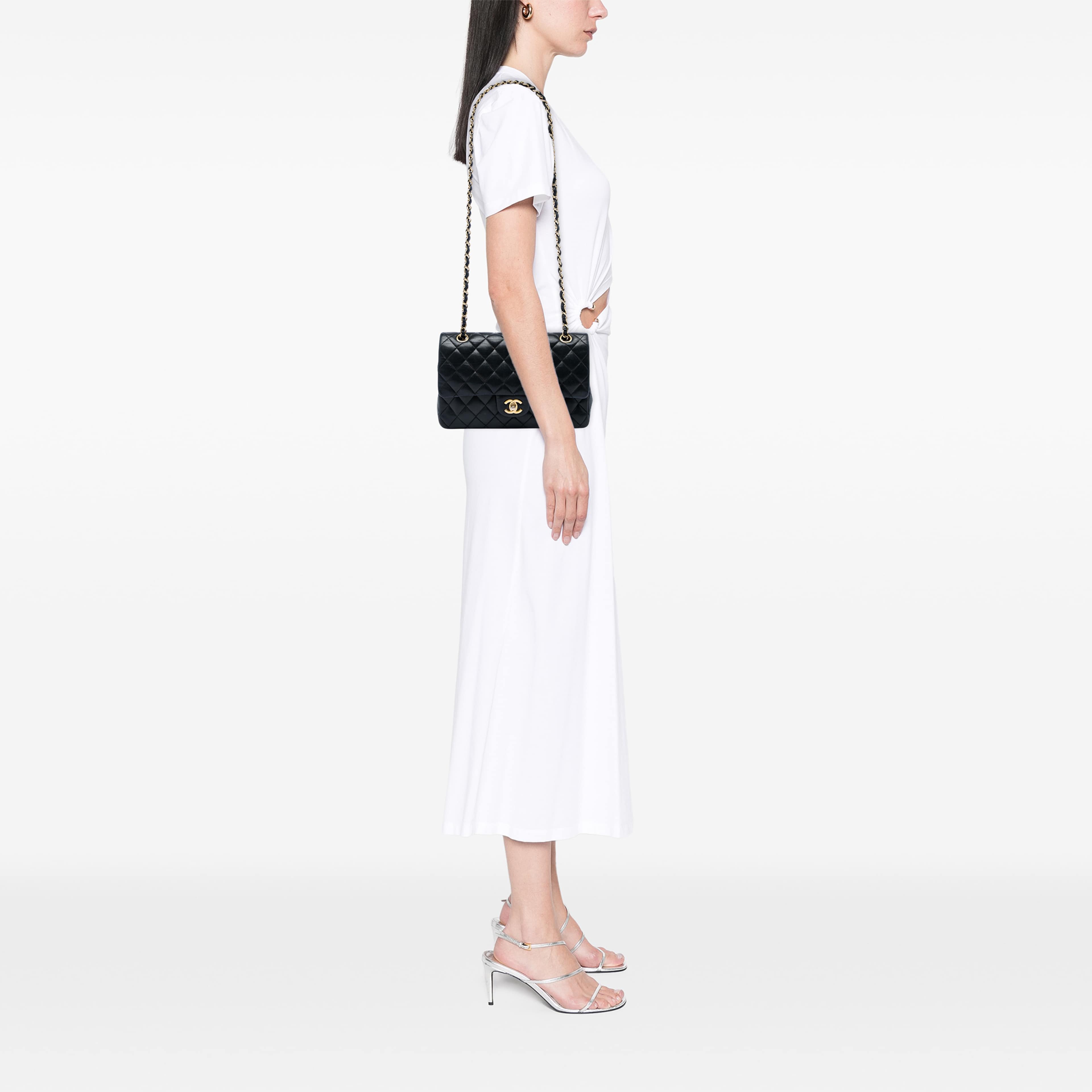 Chanel Medium Classic Lambskin Double Flap, från Luxclusif, i färgen svart. Klicka för att öppna bilden i stort format