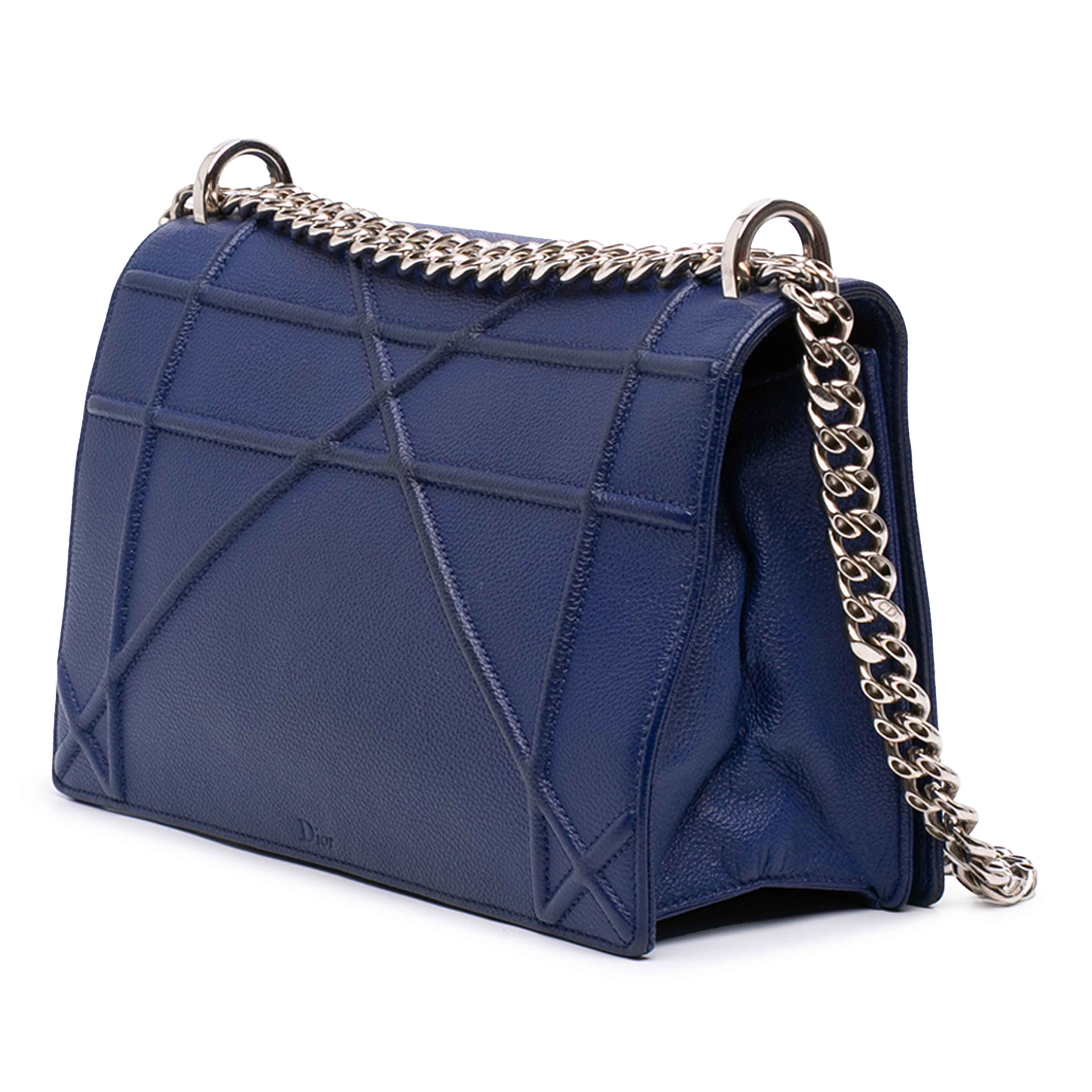 Dior Medium Grained Calfskin Diorama Flap, från Luxclusif, i färgen blå. Klicka för att öppna bilden i stort format
