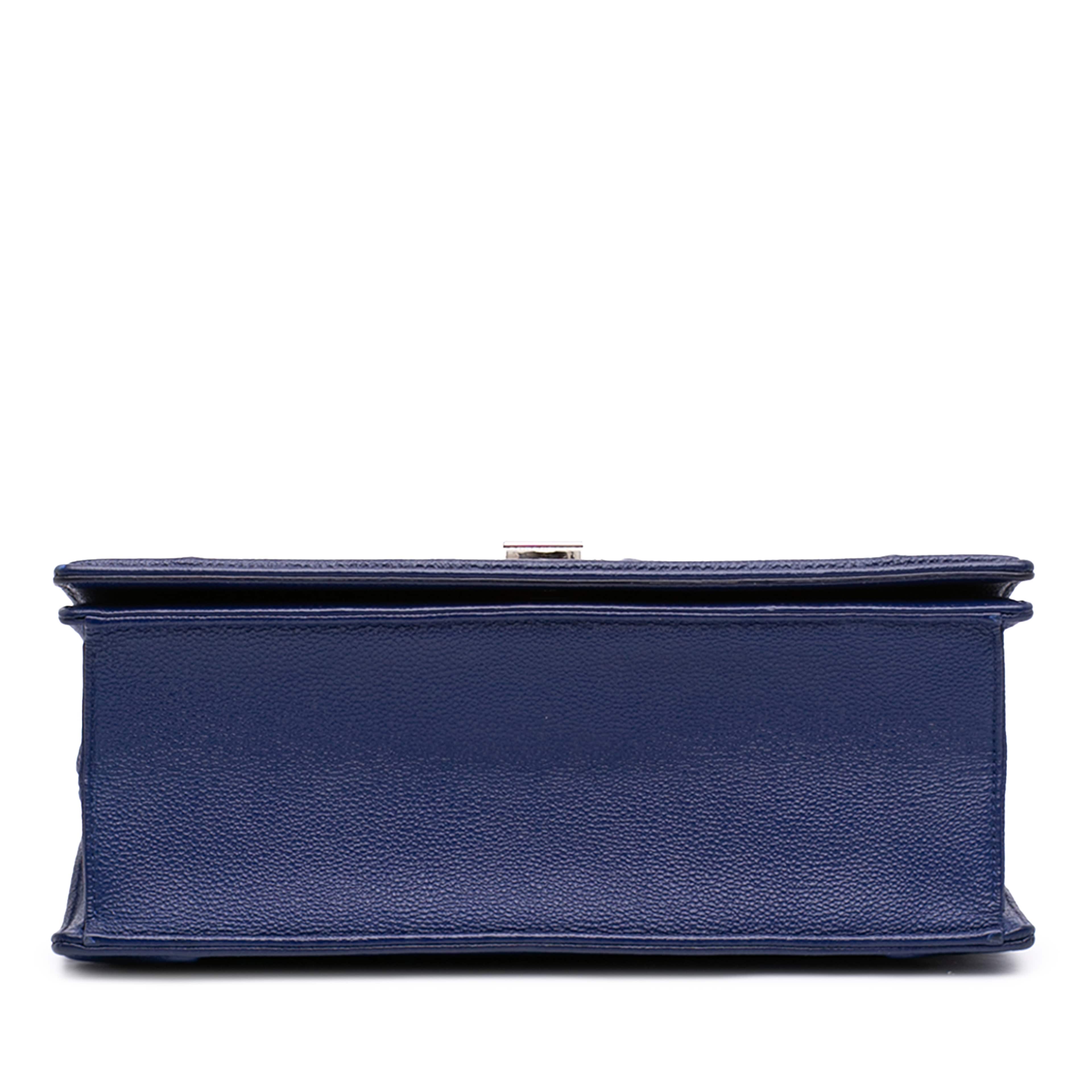 Dior Medium Grained Calfskin Diorama Flap, från Luxclusif, i färgen blå. Klicka för att öppna bilden i stort format