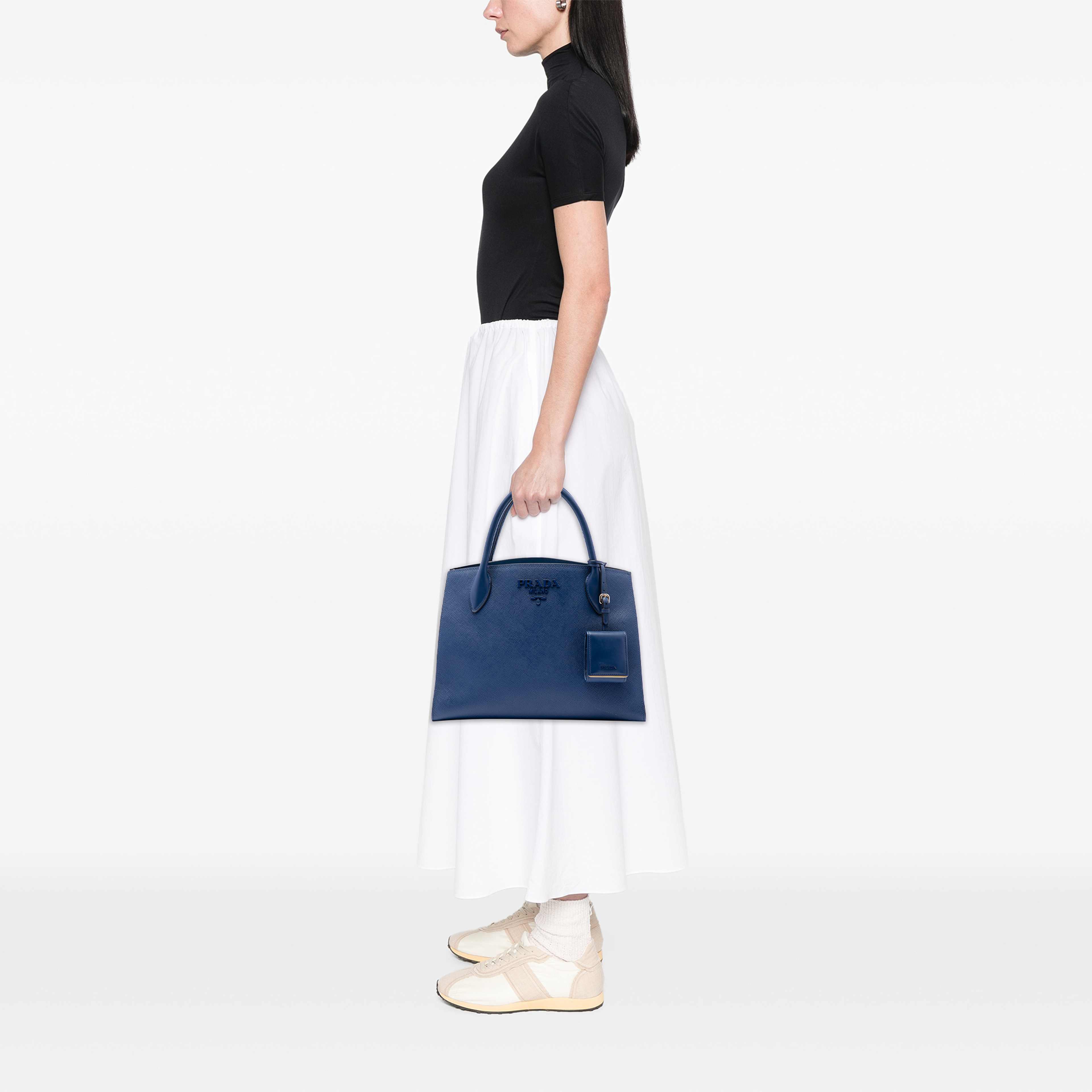 Prada Medium Saffiano Cuir Monochrome Top Handle Tote, från Luxclusif, i färgen blå. Klicka för att öppna bilden i stort format