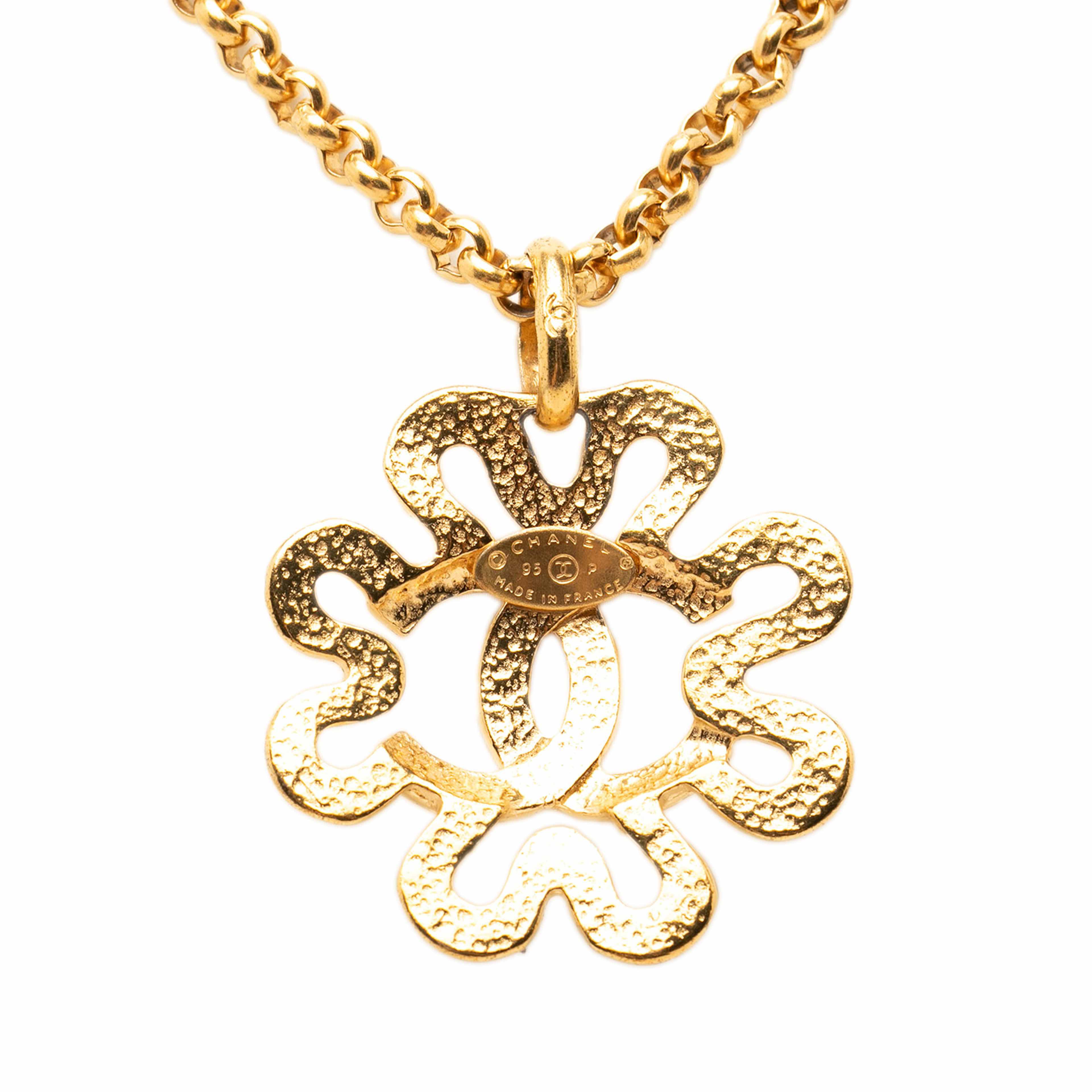 Chanel Cc Gold Plated Flower Pendant Necklace, från Luxclusif, i färgen gold. Klicka för att öppna bilden i stort format