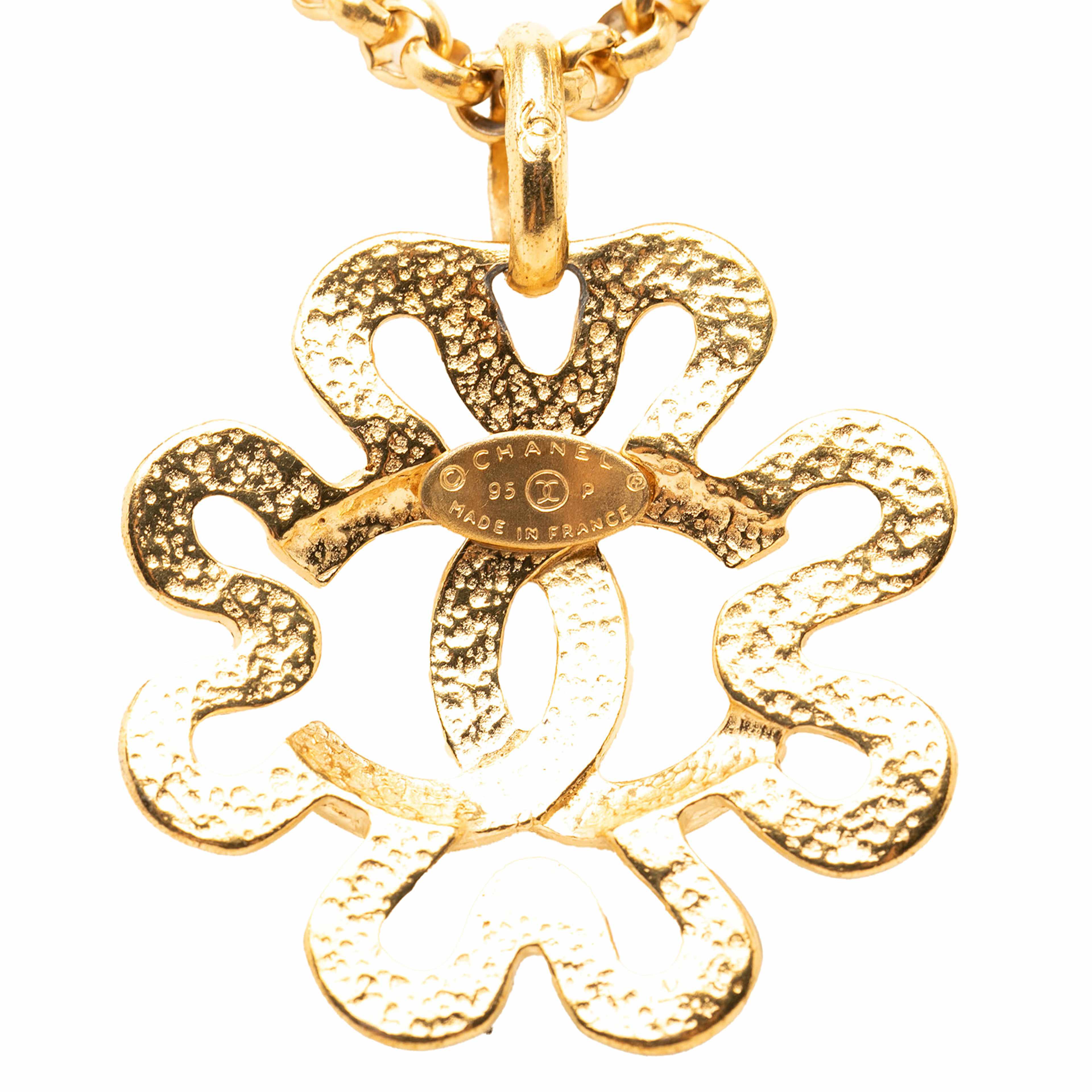 Chanel Cc Gold Plated Flower Pendant Necklace, från Luxclusif, i färgen gold. Klicka för att öppna bilden i stort format