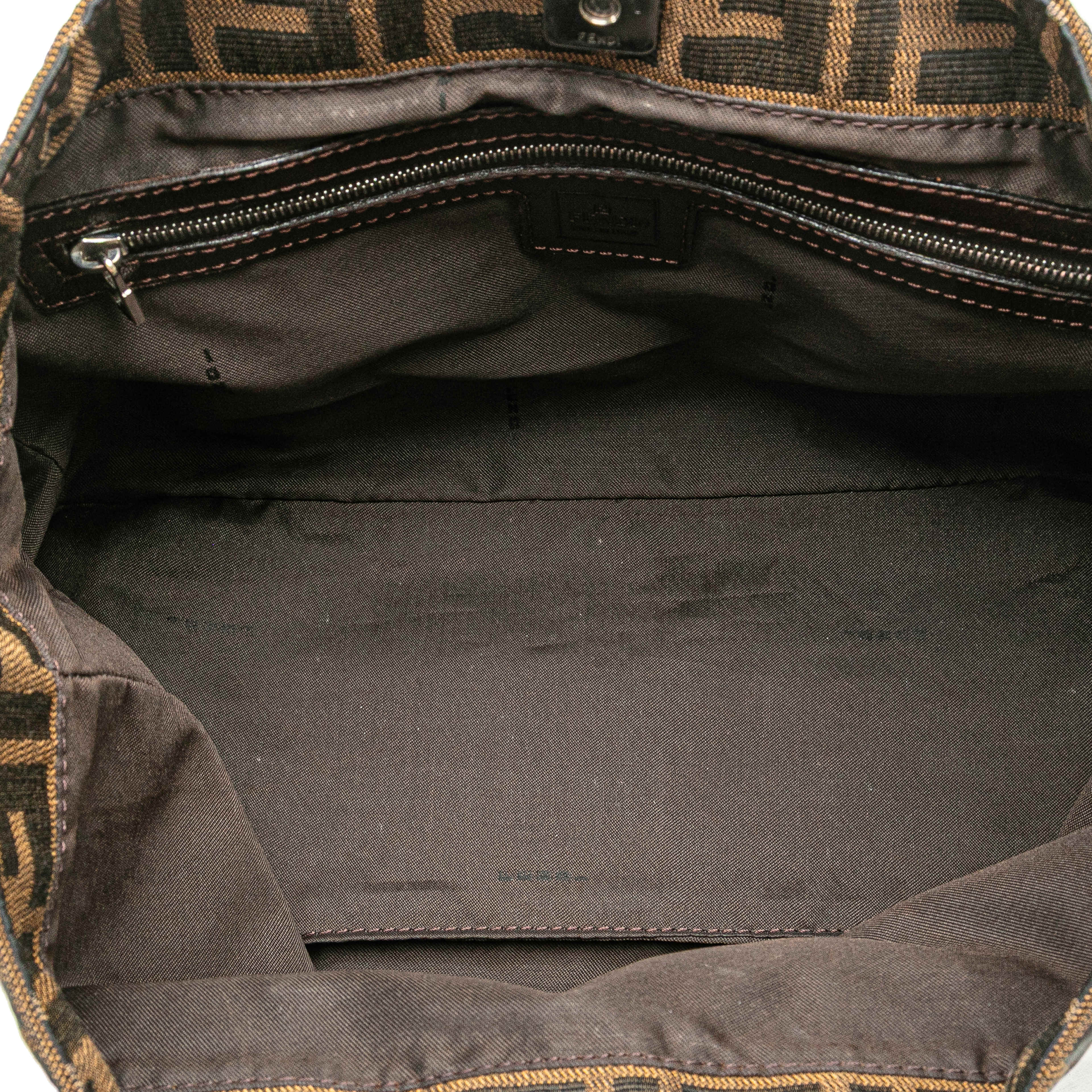 Fendi Small Zucca Canvas Twins Tote, från Luxclusif, i färgen brown. Klicka för att öppna bilden i stort format