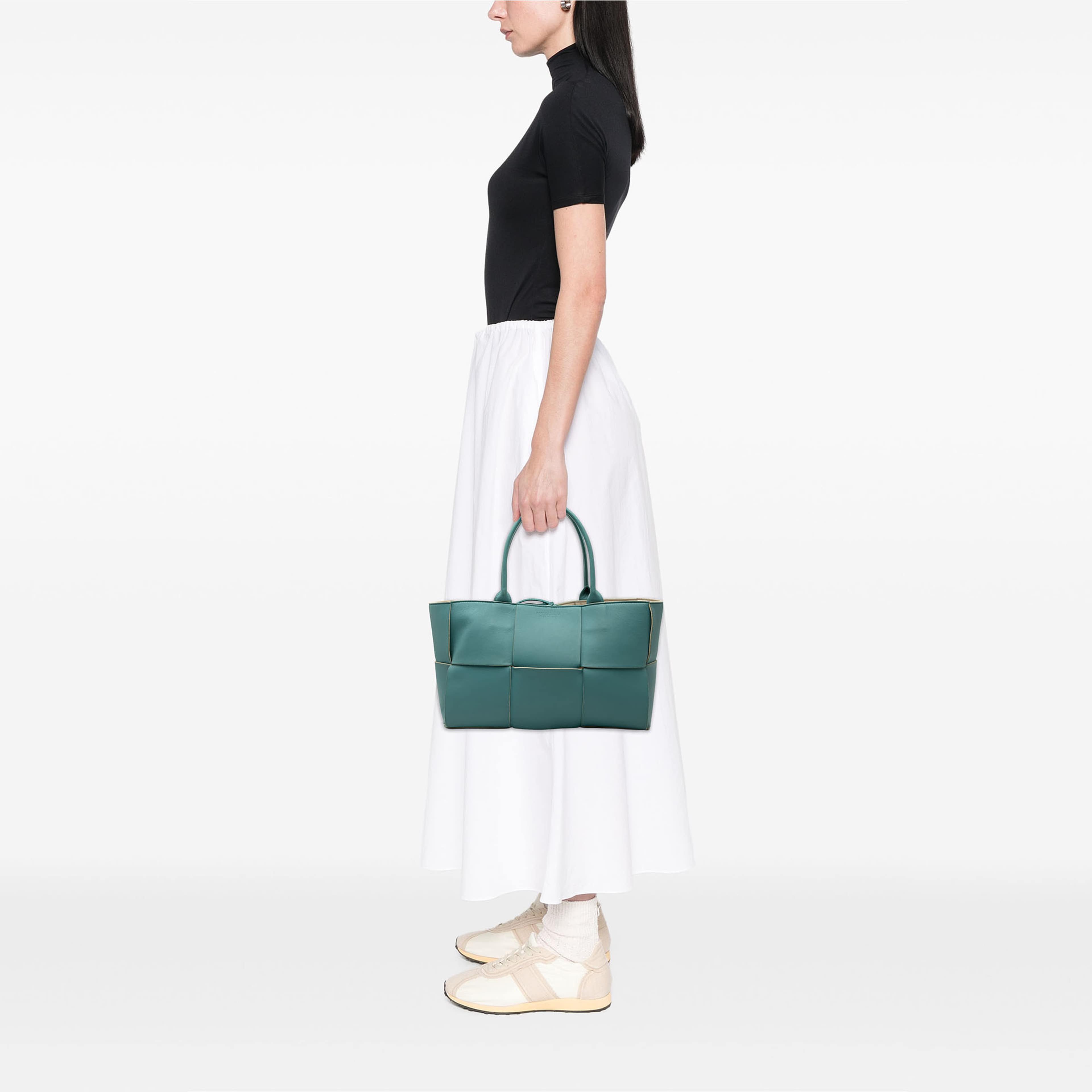 Bottega Veneta Medium Nappa Maxi Intrecciato Arco Tote, från Luxclusif, i färgen blå. Klicka för att öppna bilden i stort format