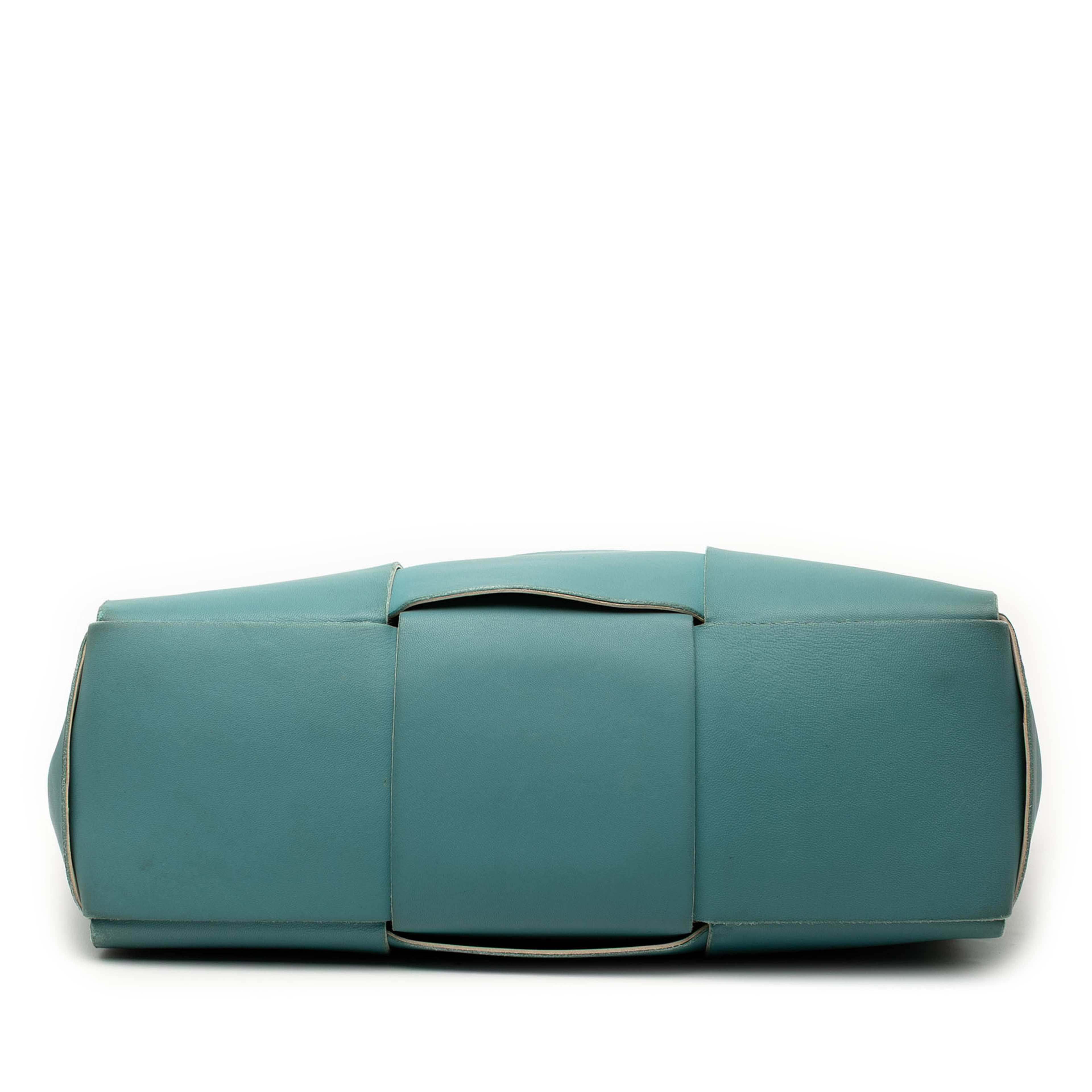 Bottega Veneta Medium Nappa Maxi Intrecciato Arco Tote, från Luxclusif, i färgen turquoise. Klicka för att öppna bilden i stort format